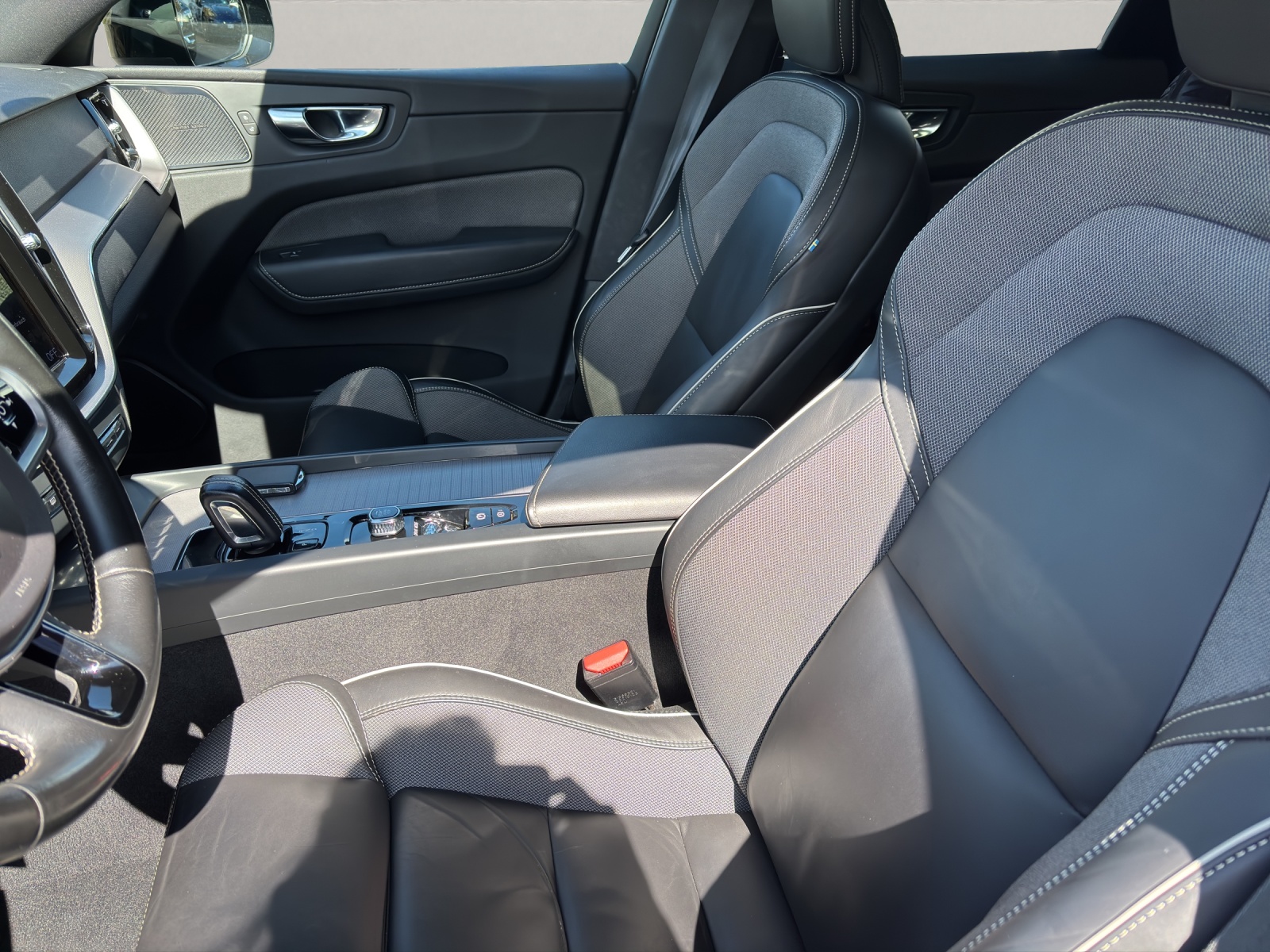 VOLVO XC60 2.0 B5 MH R-Design AWD-image-5