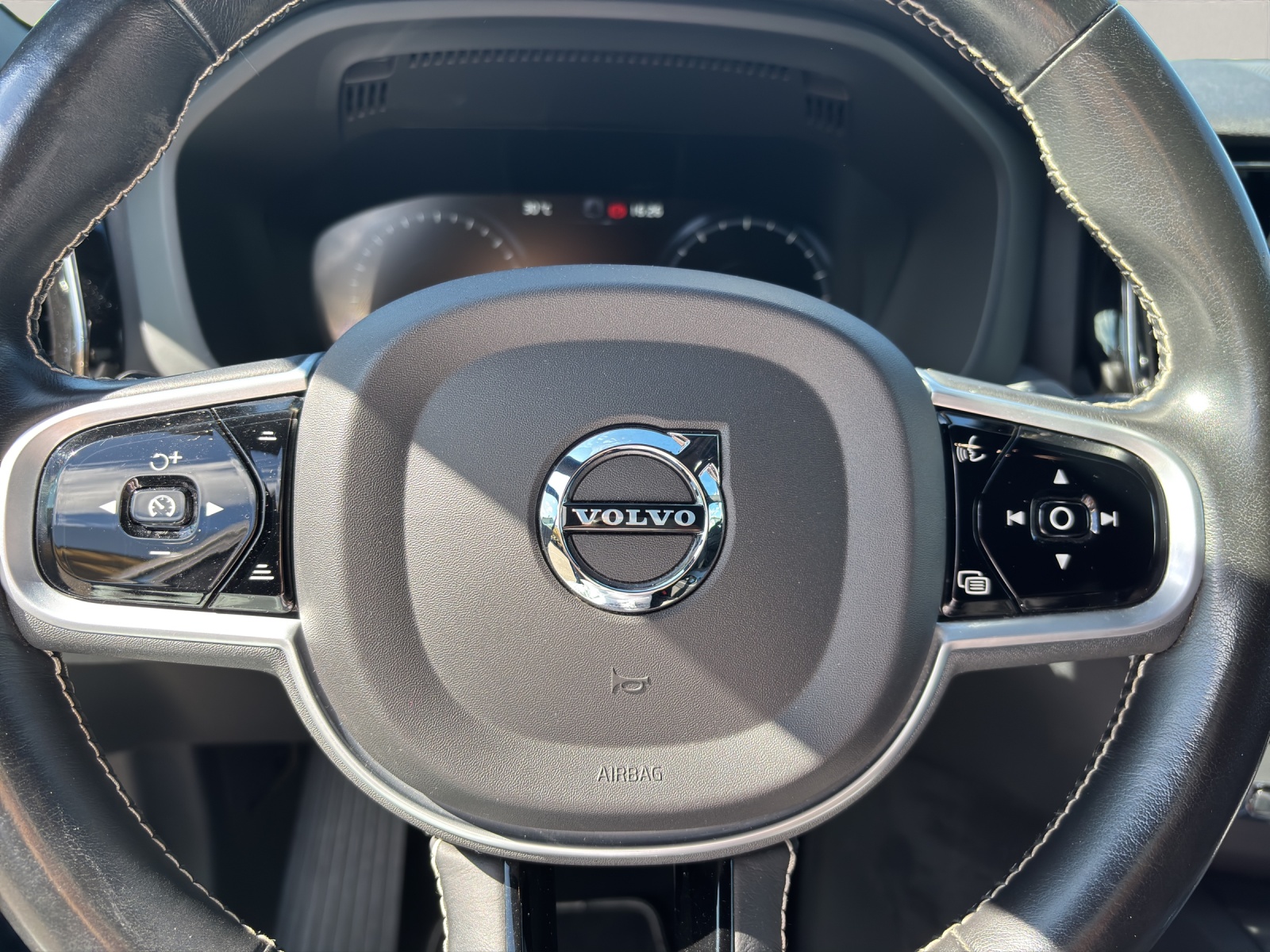 VOLVO XC60 2.0 B5 MH R-Design AWD-image-6