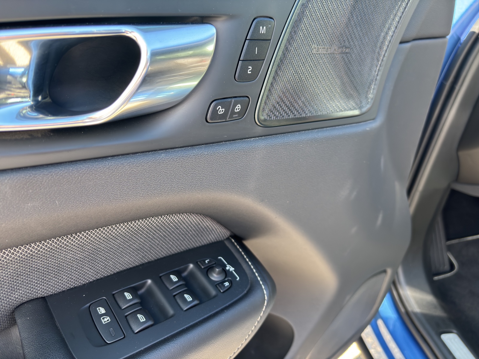 VOLVO XC60 2.0 B5 MH R-Design AWD-image-11