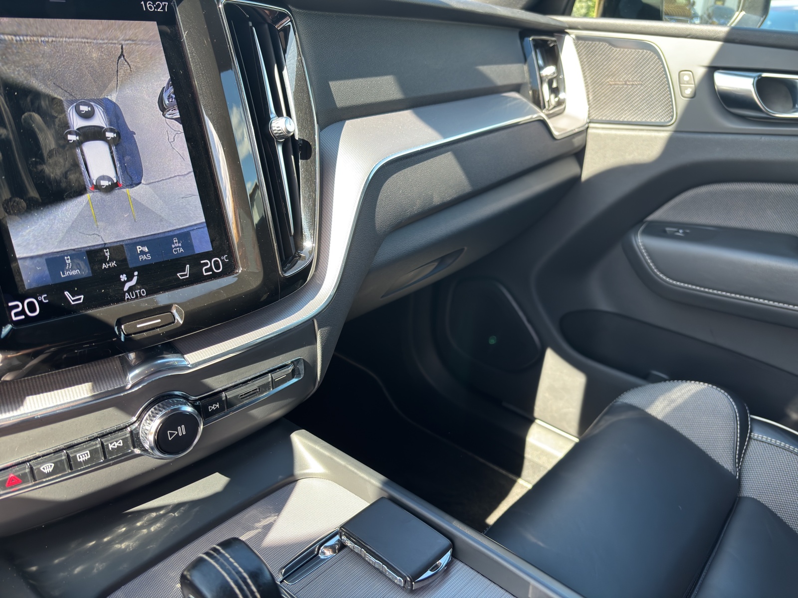 VOLVO XC60 2.0 B5 MH R-Design AWD-image-8