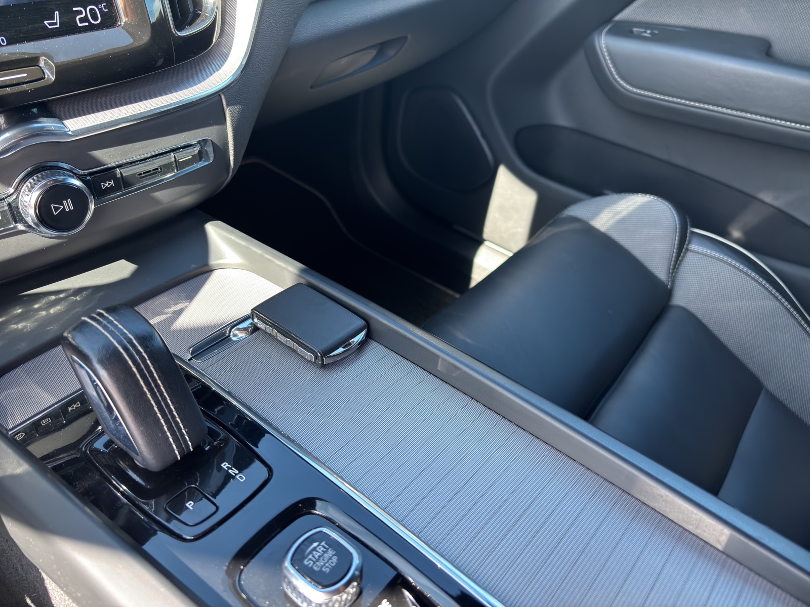 VOLVO XC60 2.0 B5 MH R-Design AWD-image-9