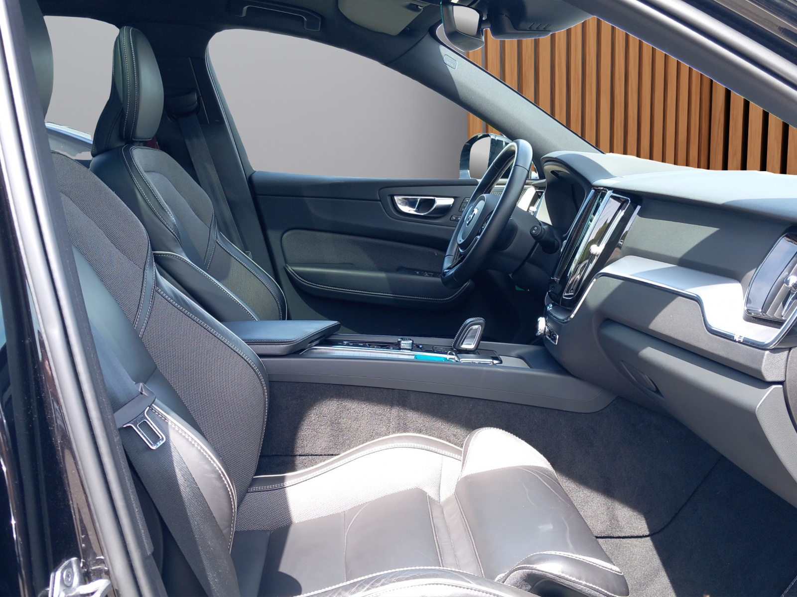 VOLVO XC60 2.0 T6 TE R-Design eAWD-image-15