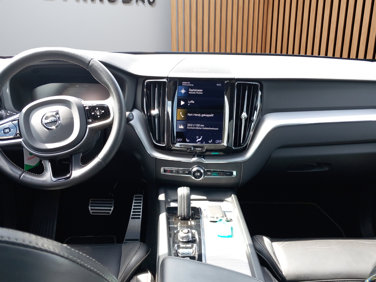 VOLVO XC60 2.0 T6 TE R-Design eAWD-image-16