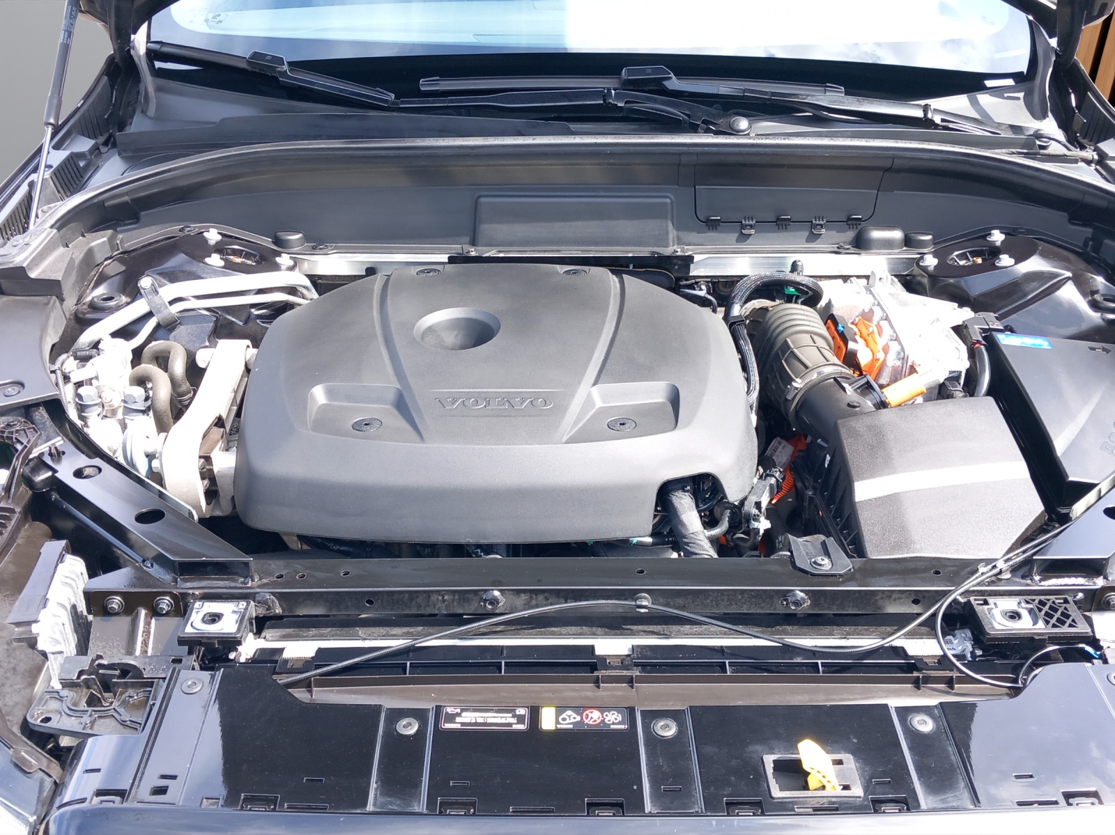 VOLVO XC60 2.0 T6 TE R-Design eAWD-image-26