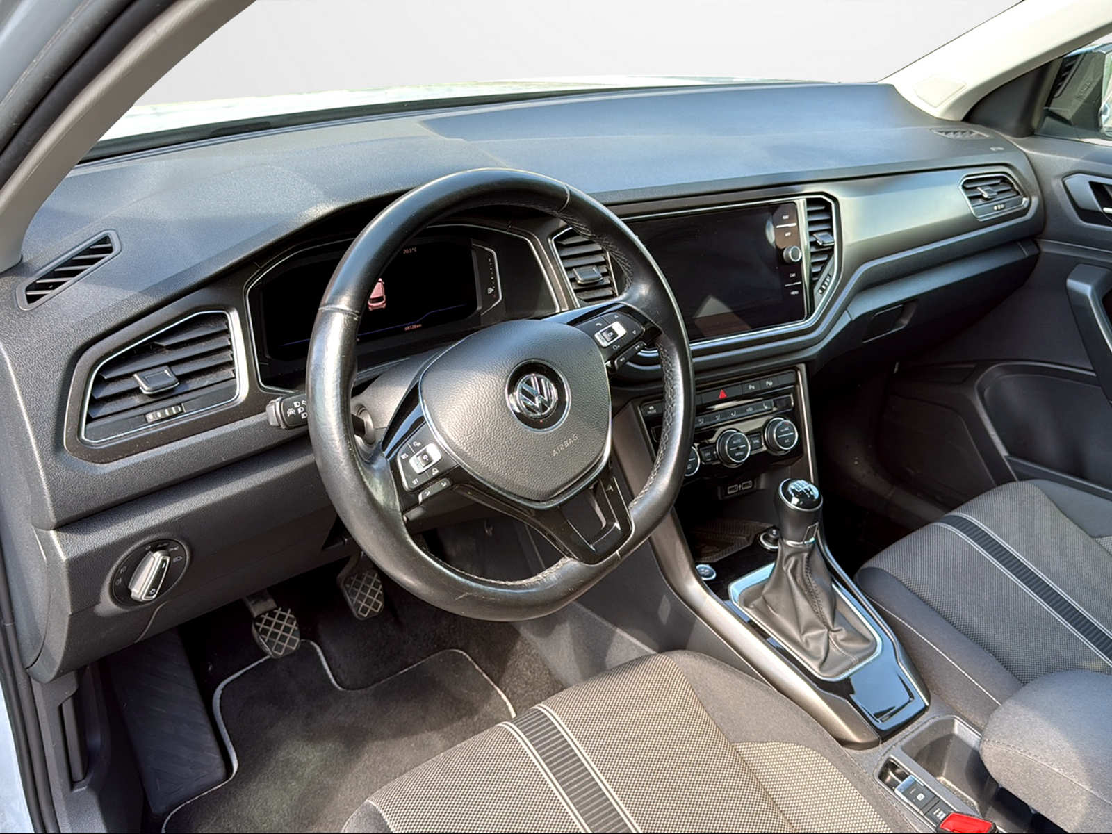 VW T-Roc 1.0 TSI Advance-image-9