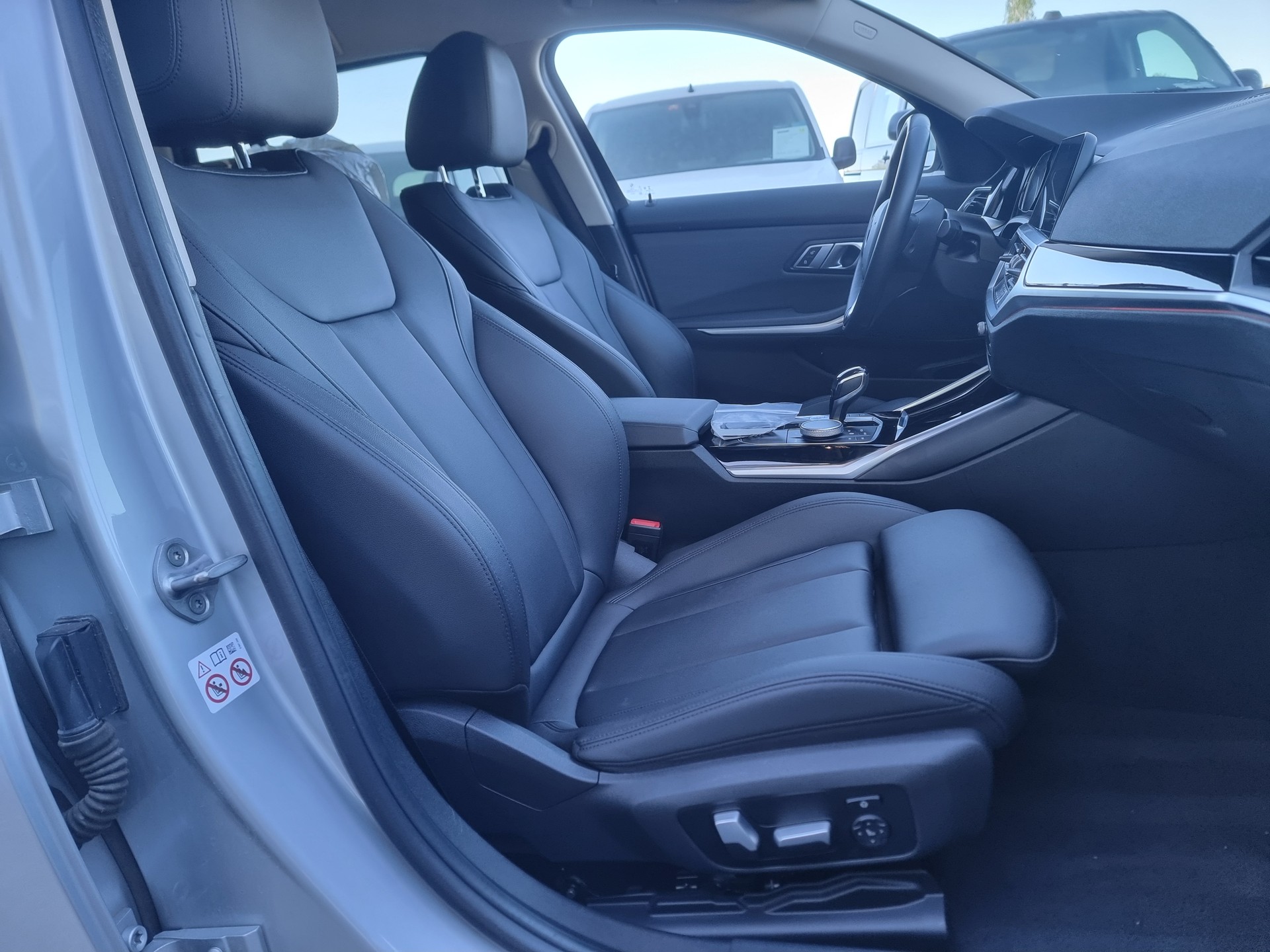 BMW 320d xDrive 48V Touring Steptronic-image-6