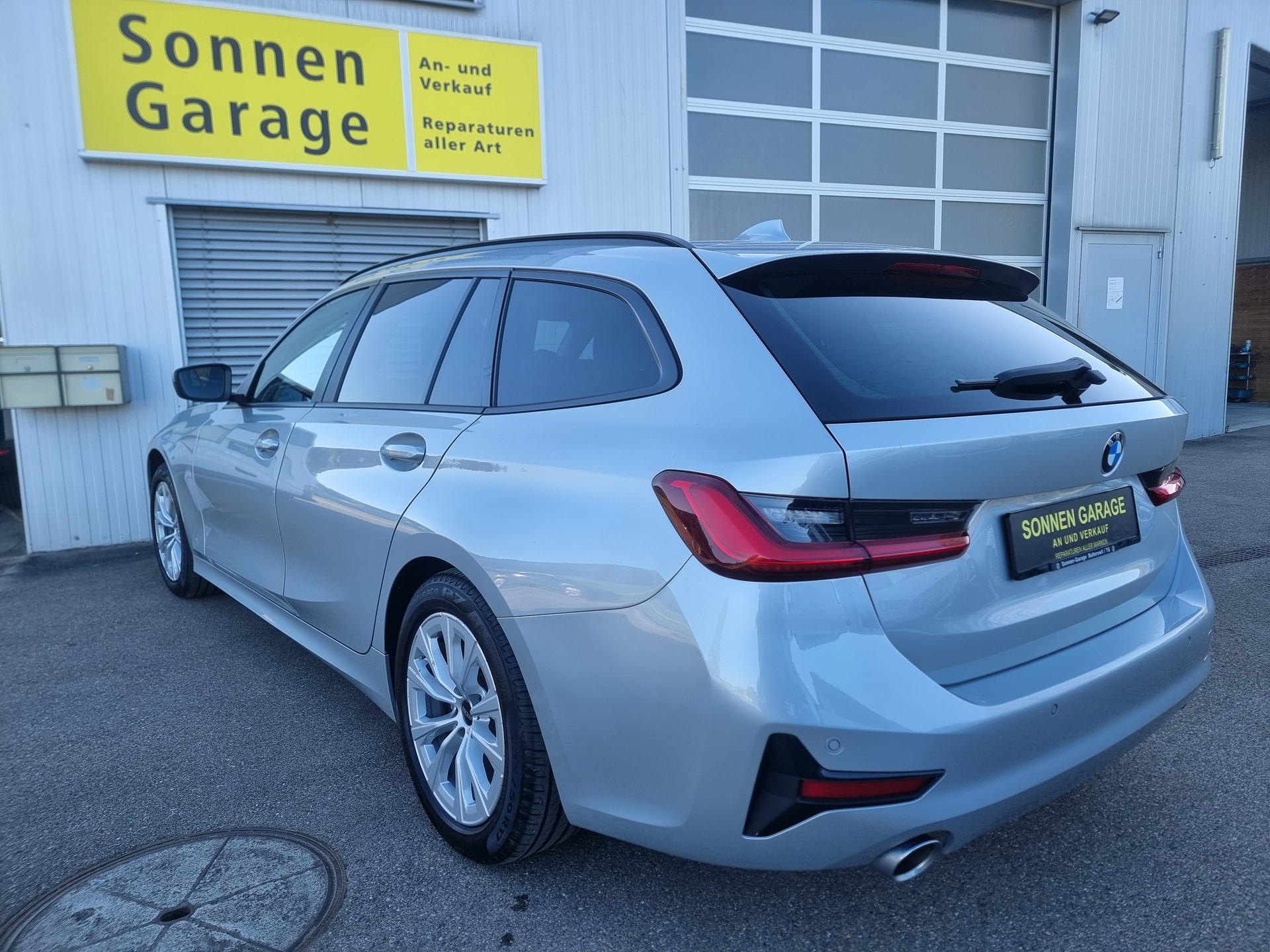 BMW 320d xDrive 48V Touring Steptronic-image-14