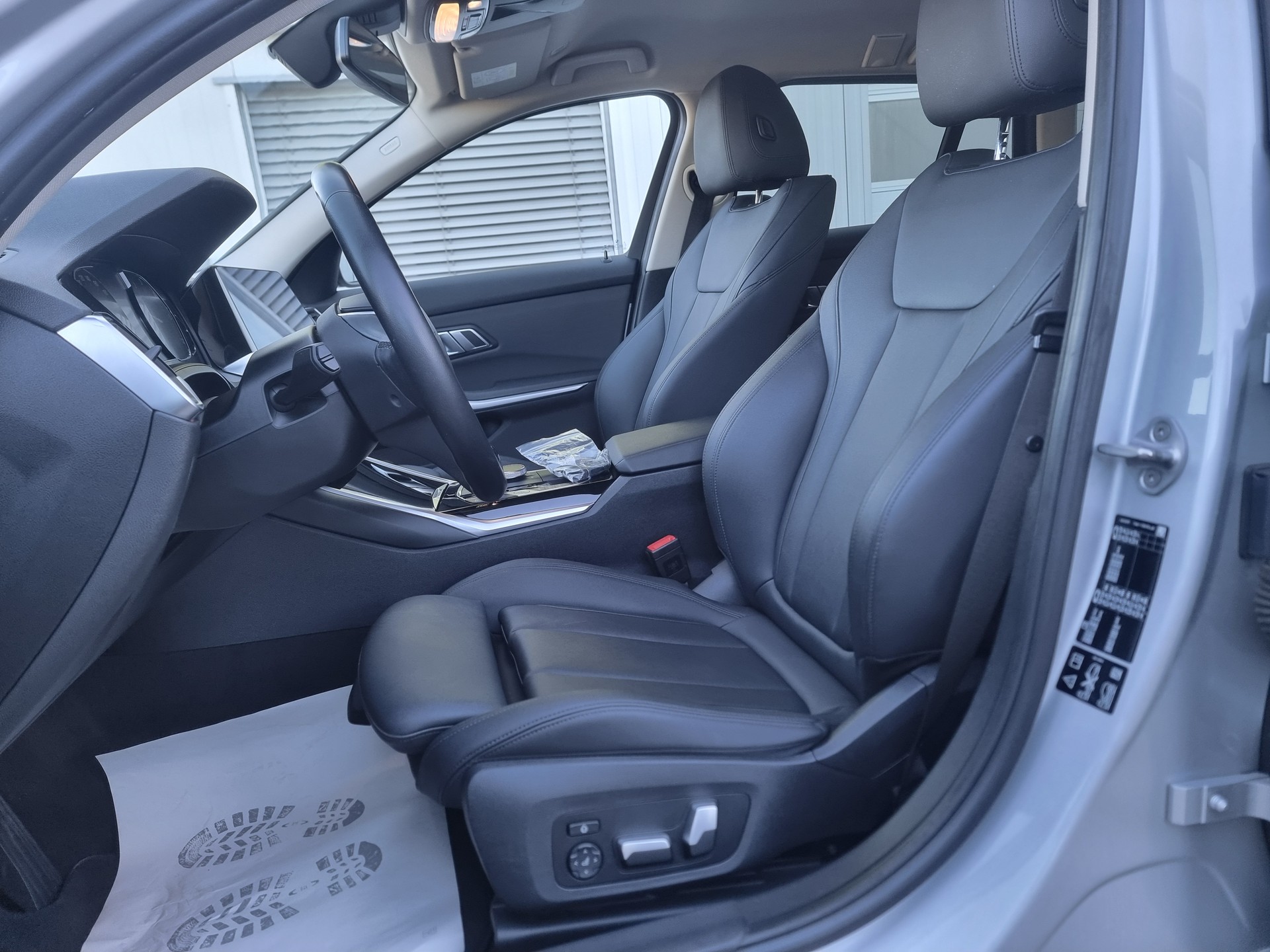 BMW 320d xDrive 48V Touring Steptronic-image-5