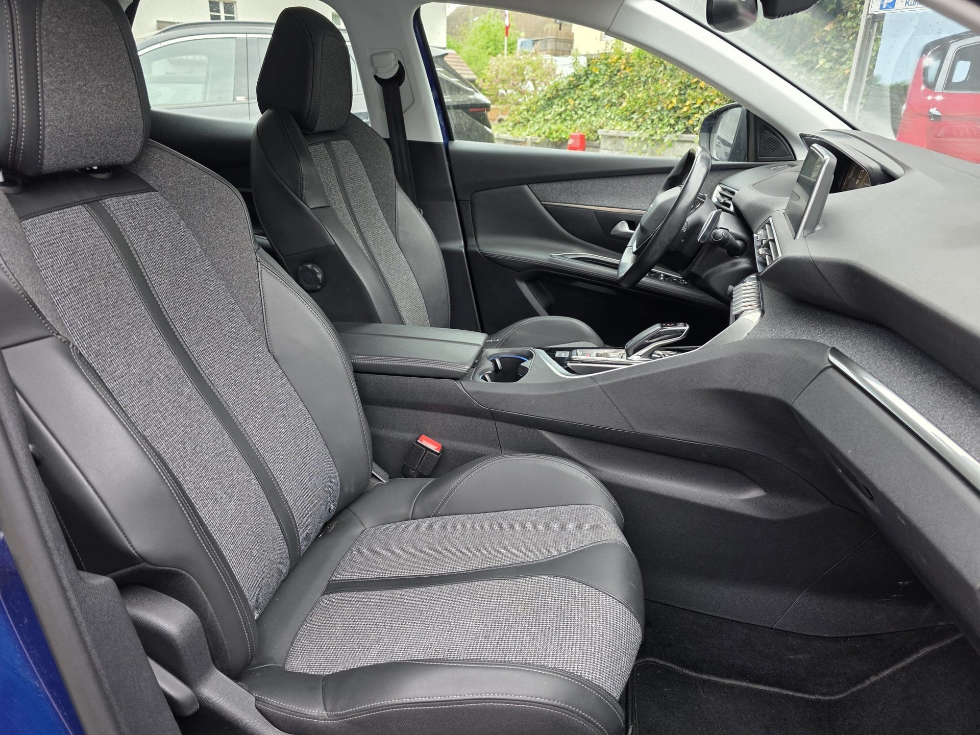 PEUGEOT 3008 1.5 BlueHDi Allure EAT-image-6