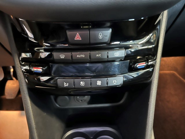 PEUGEOT 208 1.6 VTI Allure-image-9
