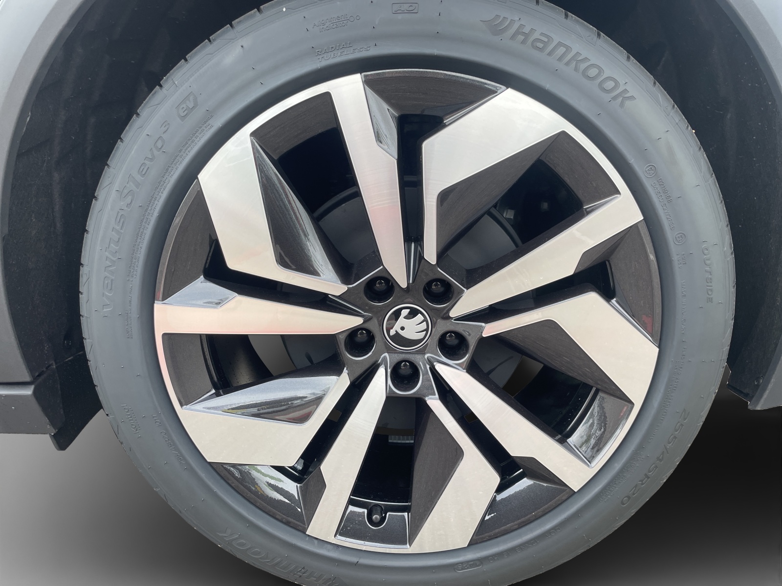 SKODA Elroq 85x Sportline 4x4-image-13