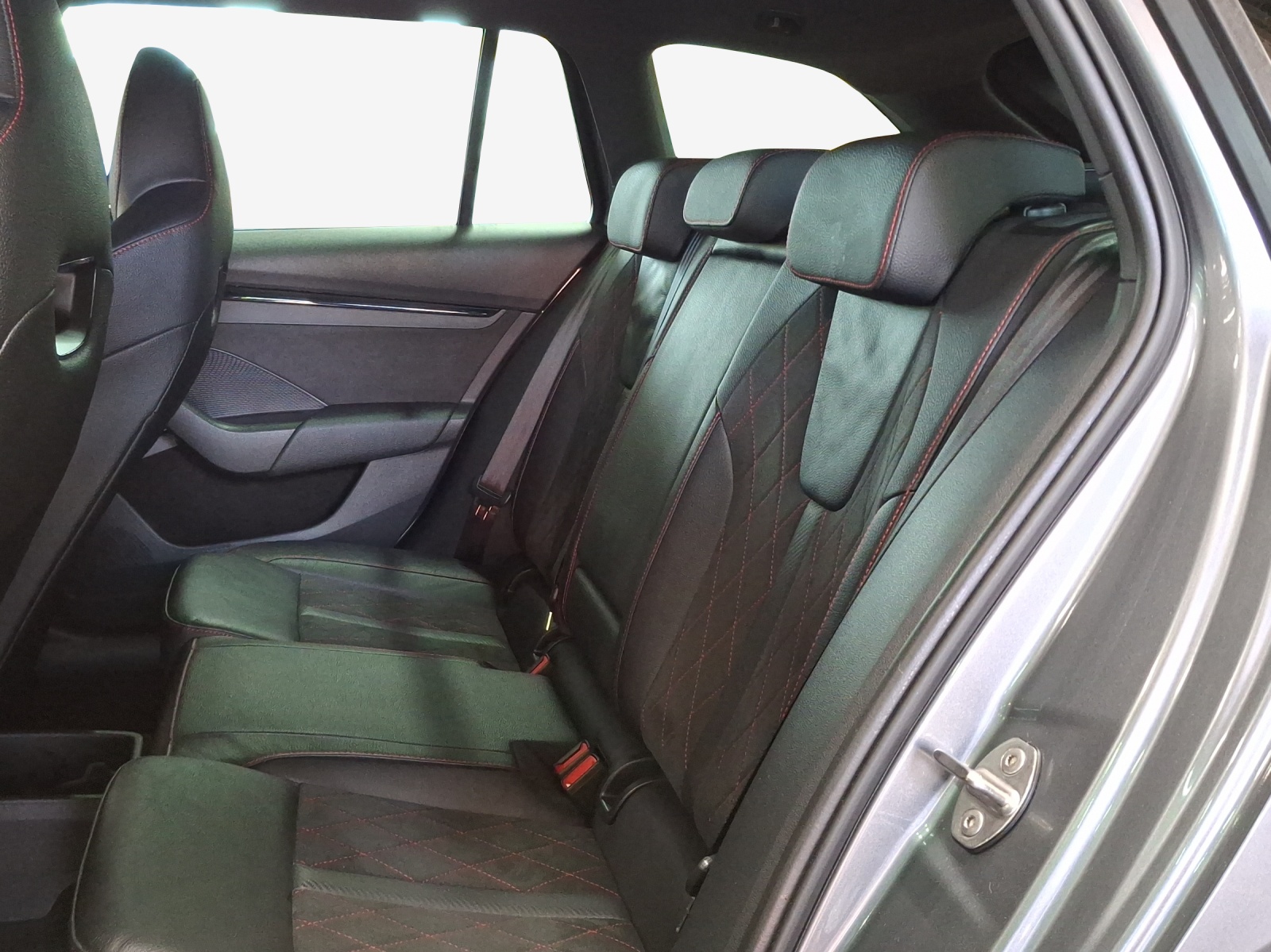 SKODA Octavia Combi 2.0 TSI DSG RS-image-11