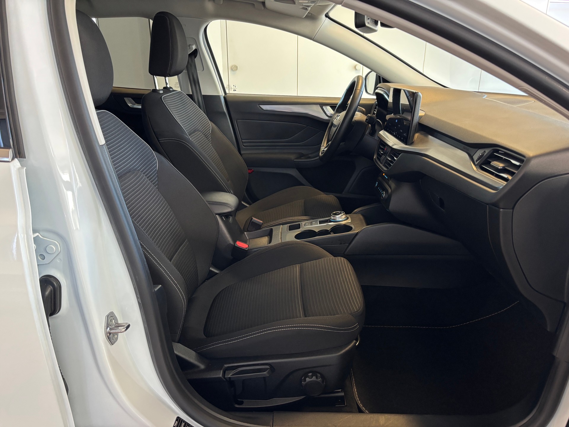 FORD Focus 1.5 TDCi Titanium Automatic-image-9