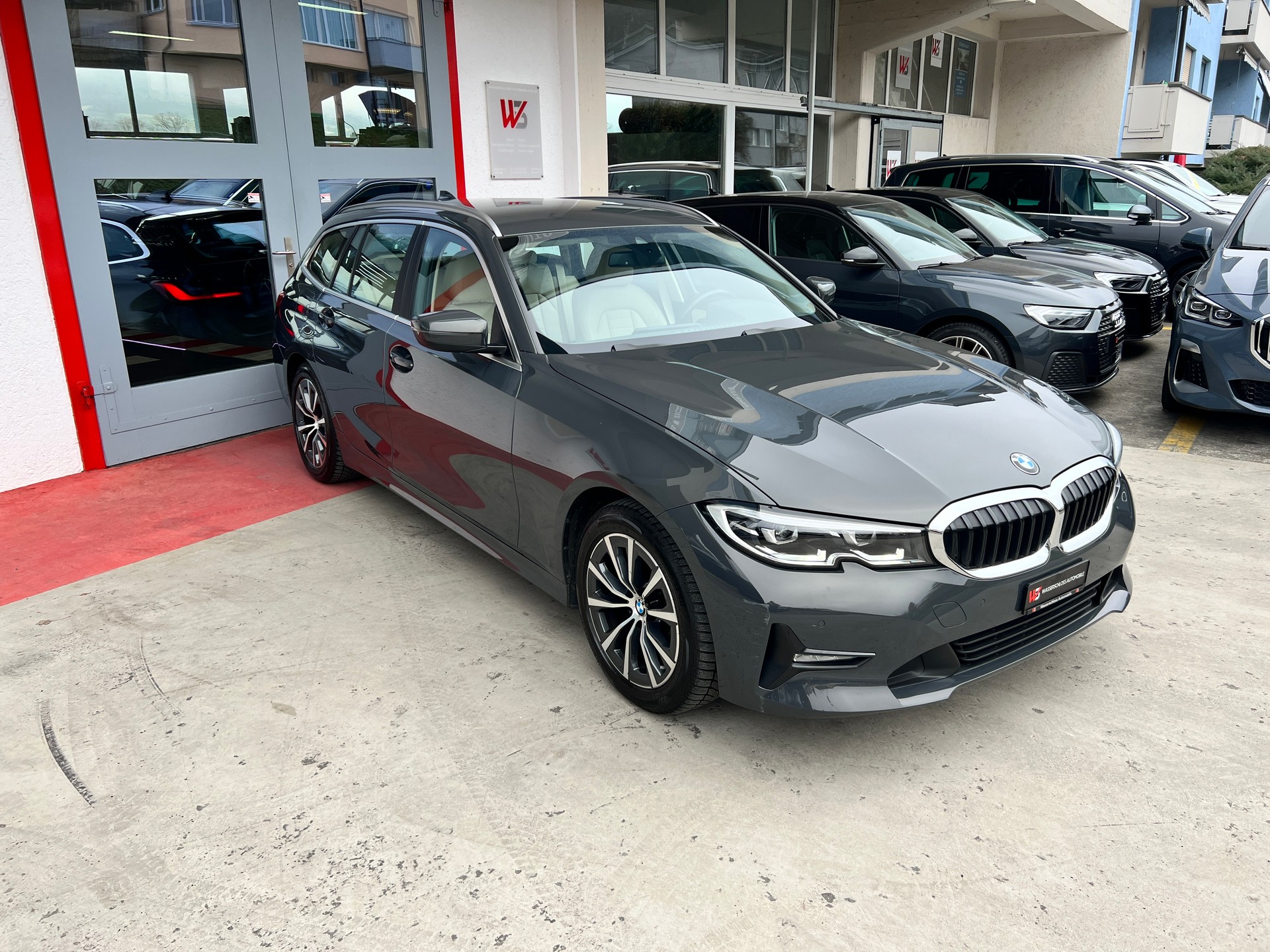 BMW BMW 320d xDrive 48V Touring Individual Steptronic-image-2