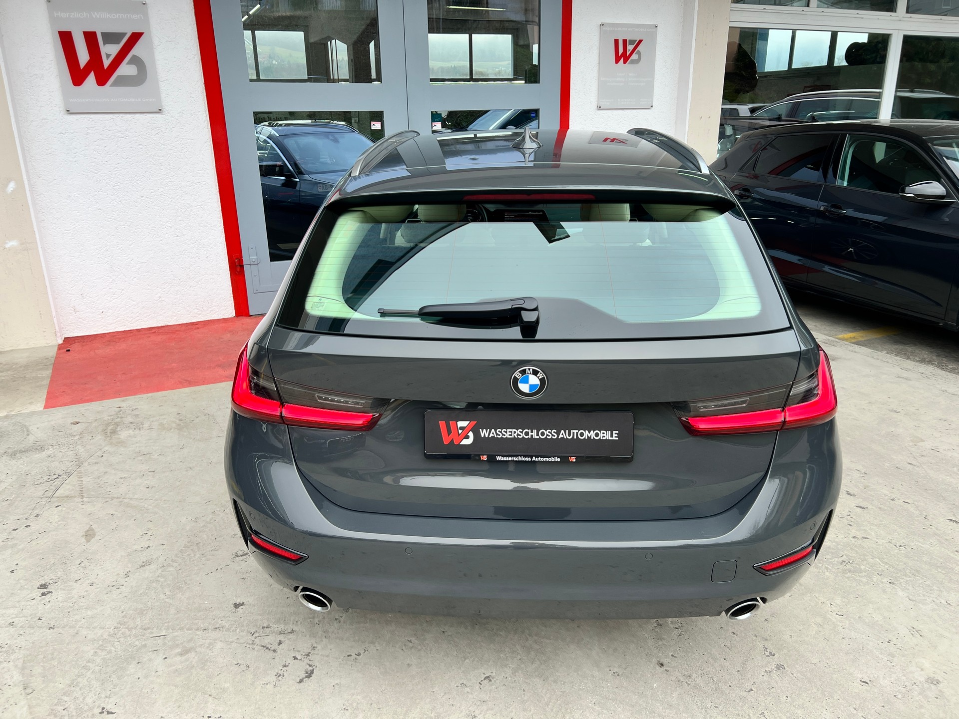 BMW BMW 320d xDrive 48V Touring Individual Steptronic-image-7