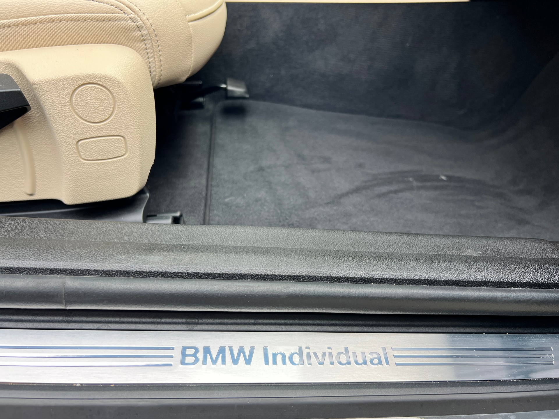 BMW BMW 320d xDrive 48V Touring Individual Steptronic-image-26