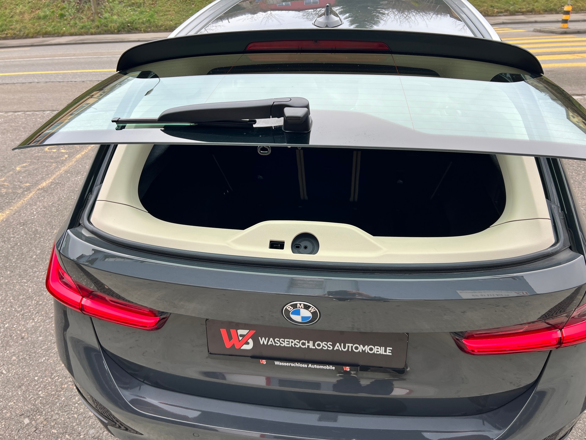 BMW BMW 320d xDrive 48V Touring Individual Steptronic-image-30