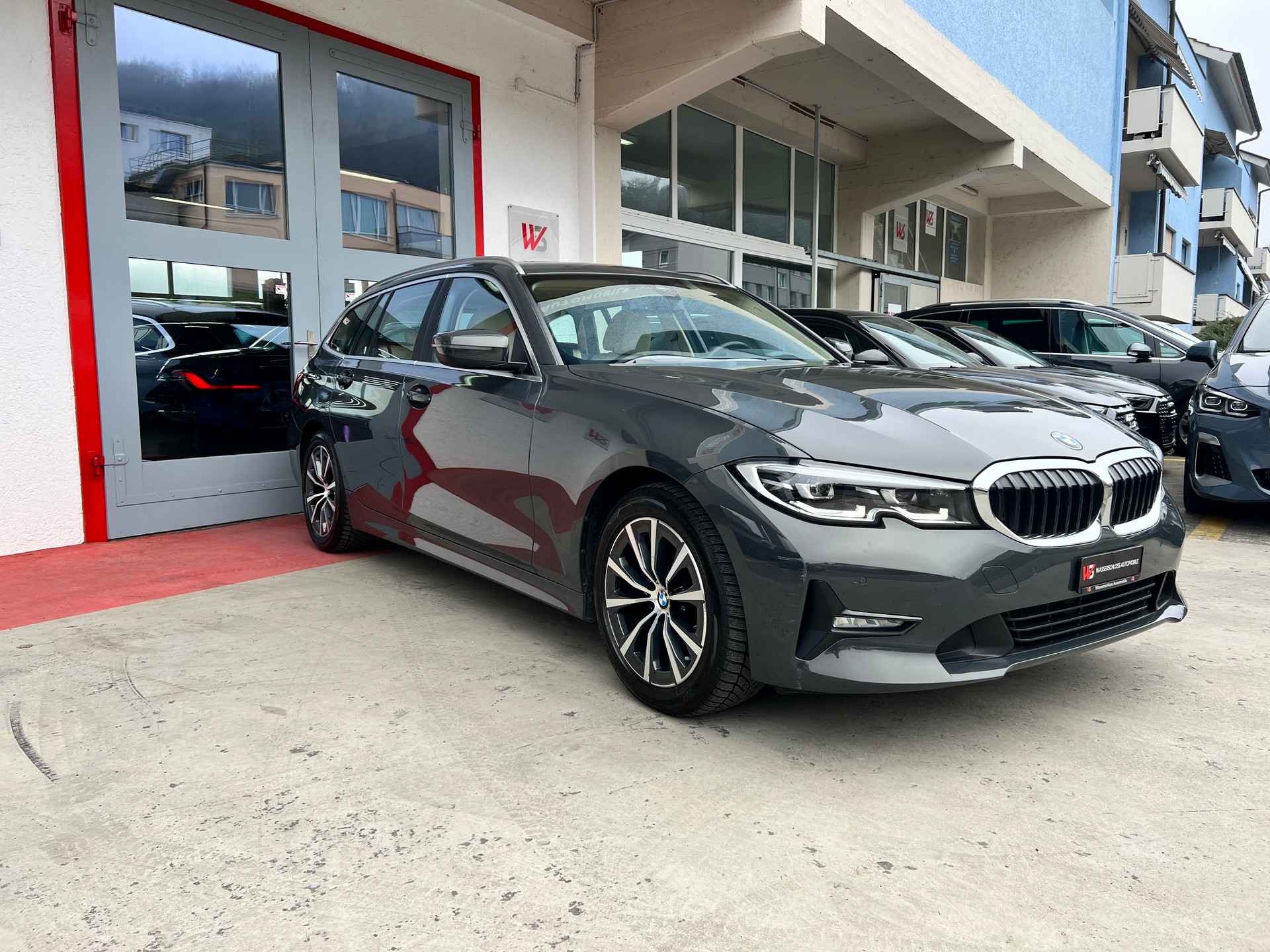 BMW BMW 320d xDrive 48V Touring Individual Steptronic-image-3