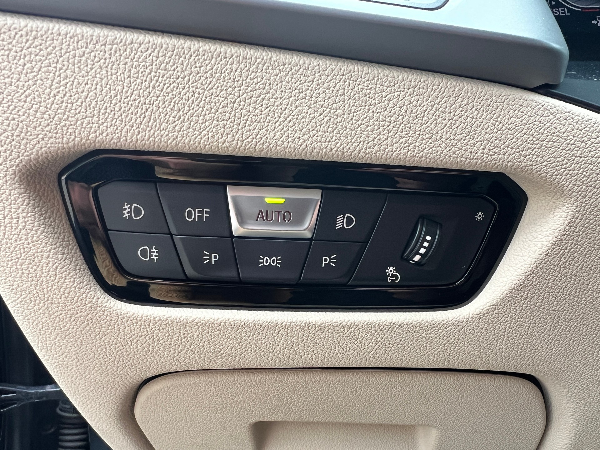 BMW BMW 320d xDrive 48V Touring Individual Steptronic-image-25