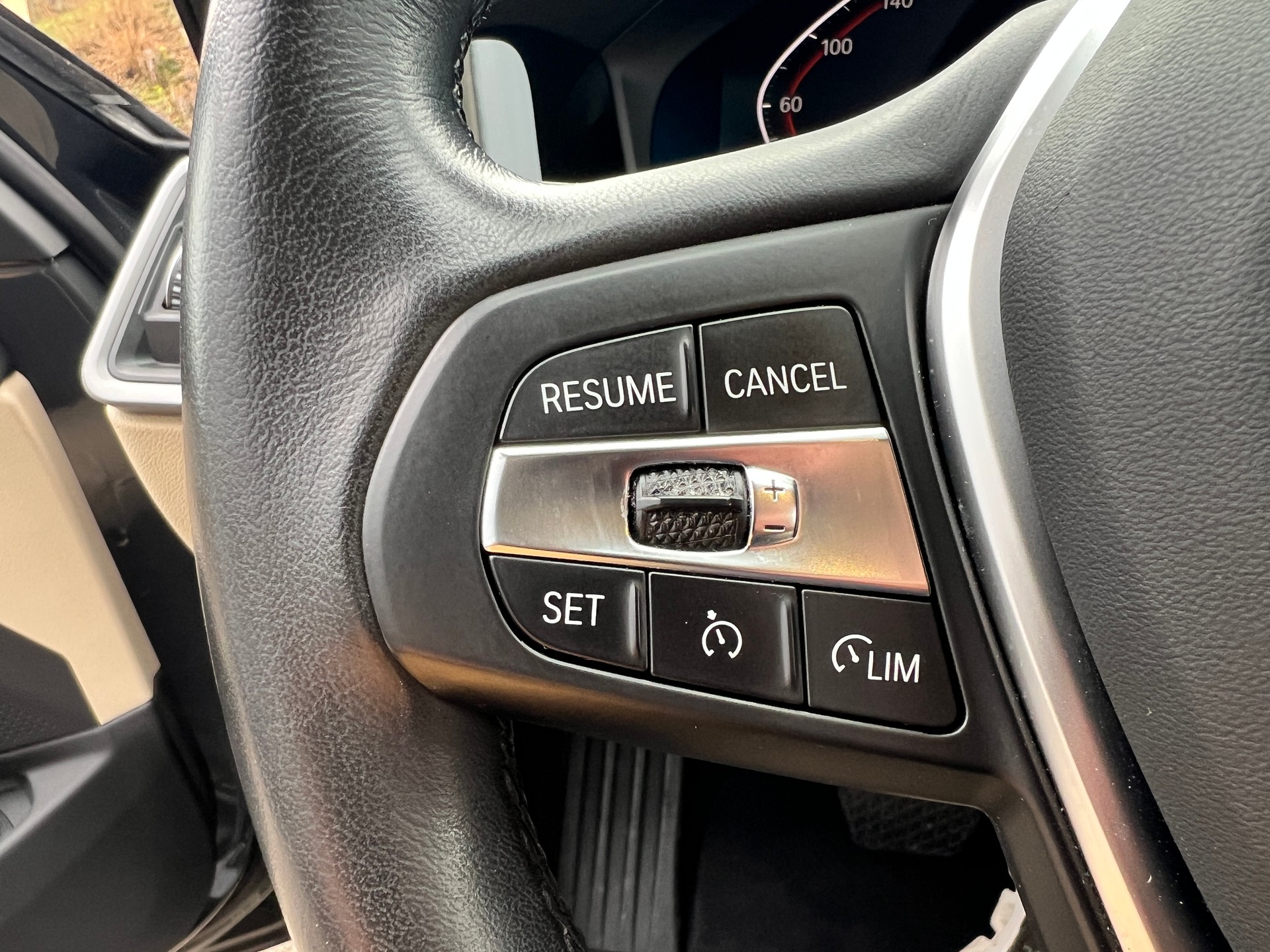 BMW BMW 320d xDrive 48V Touring Individual Steptronic-image-19