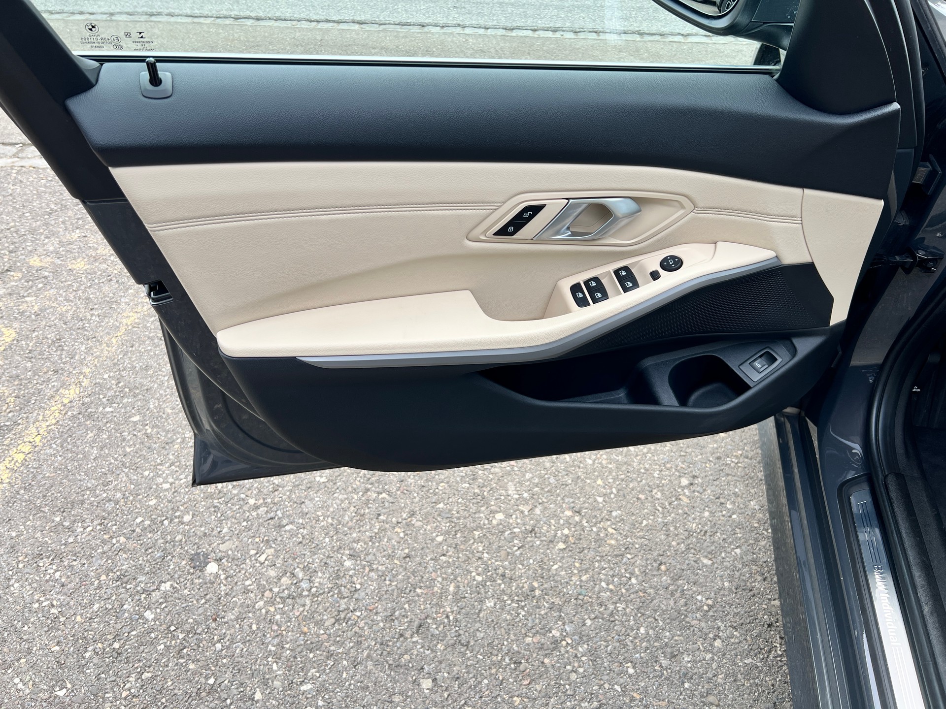BMW BMW 320d xDrive 48V Touring Individual Steptronic-image-23