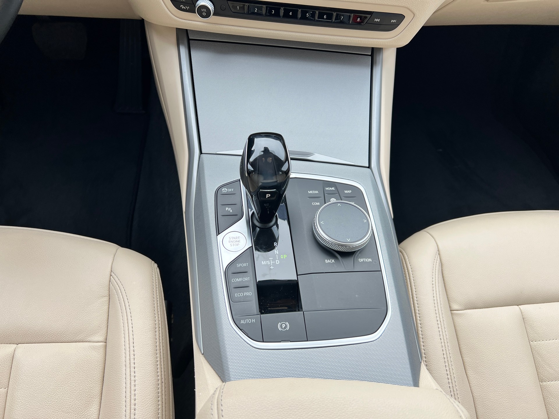 BMW BMW 320d xDrive 48V Touring Individual Steptronic-image-17