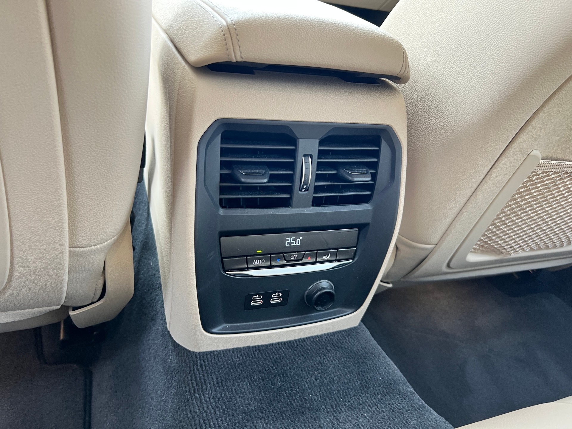 BMW BMW 320d xDrive 48V Touring Individual Steptronic-image-24
