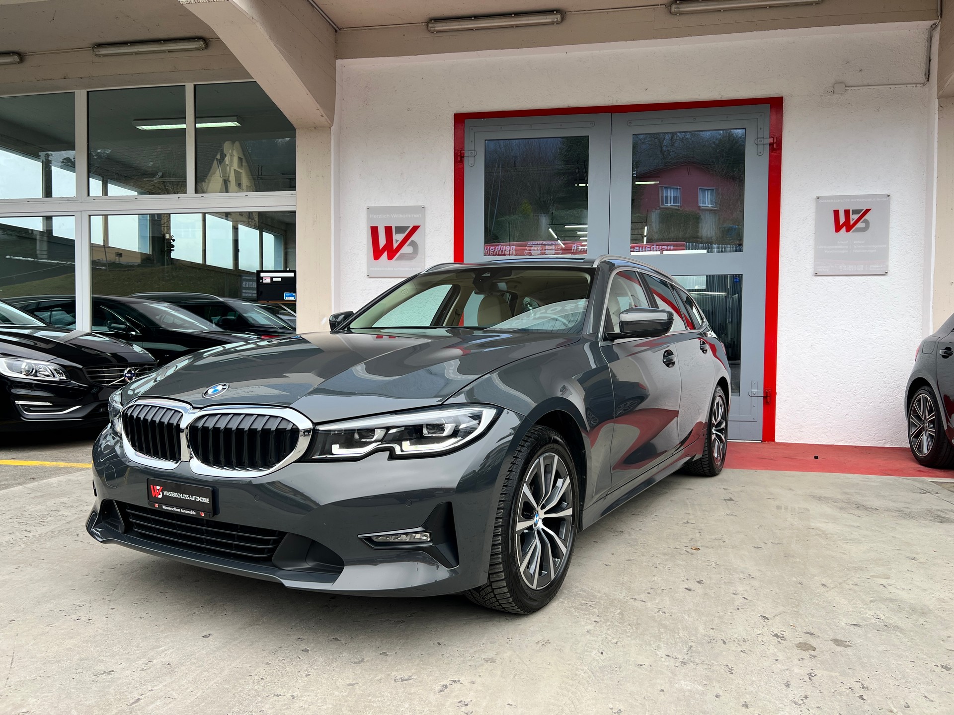 BMW BMW 320d xDrive 48V Touring Individual Steptronic-image-0