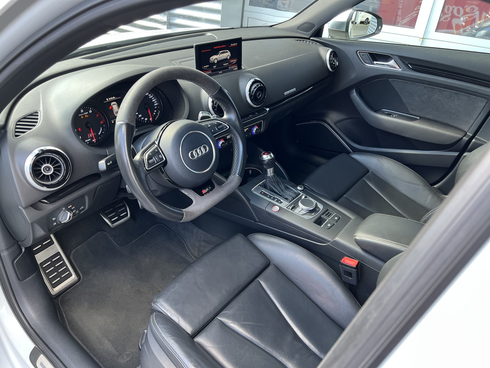 AUDI RS3 2.5 TSI quattro S-tronic-image-6