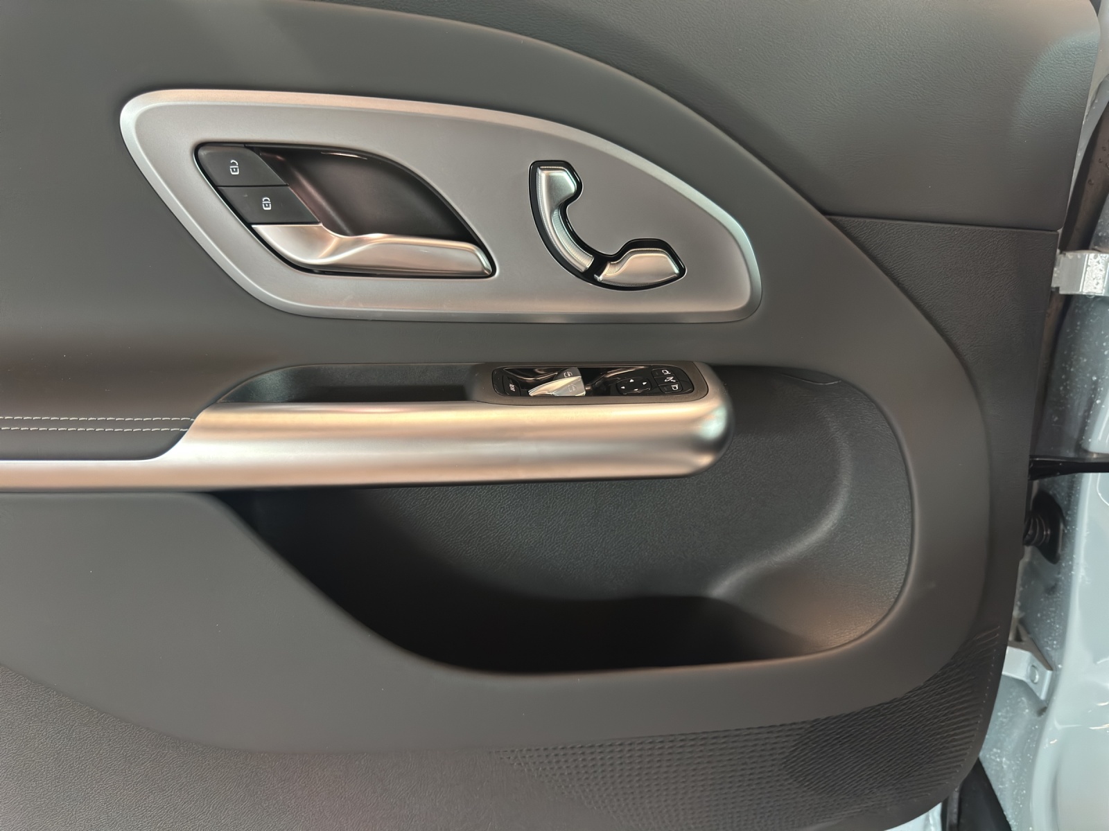 MERCEDES-BENZ GLB 350 85kWh EQ 4 Matic-image-12