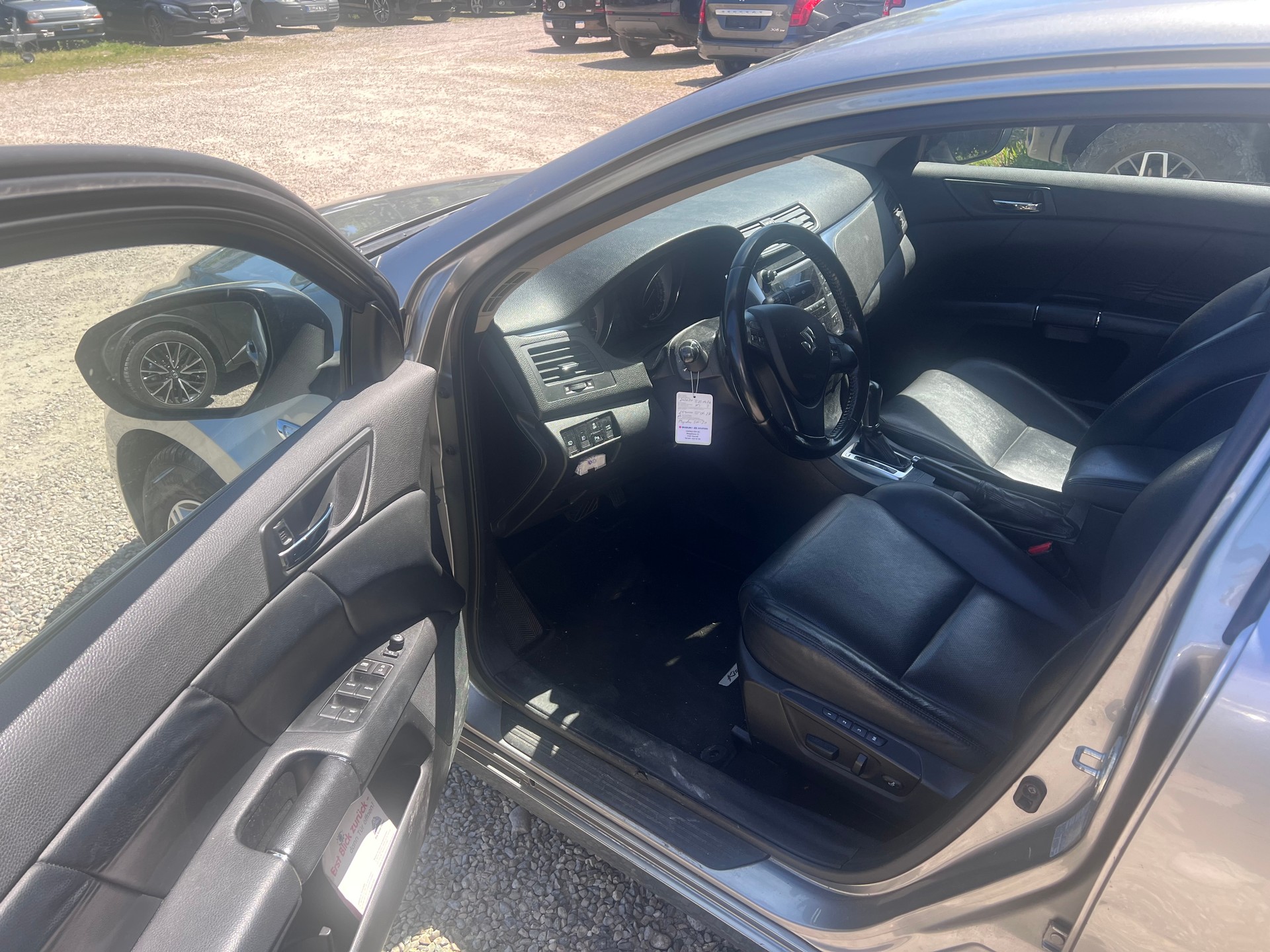 SUZUKI Kizashi 2.4 GL Top 4WD CVT-image-10