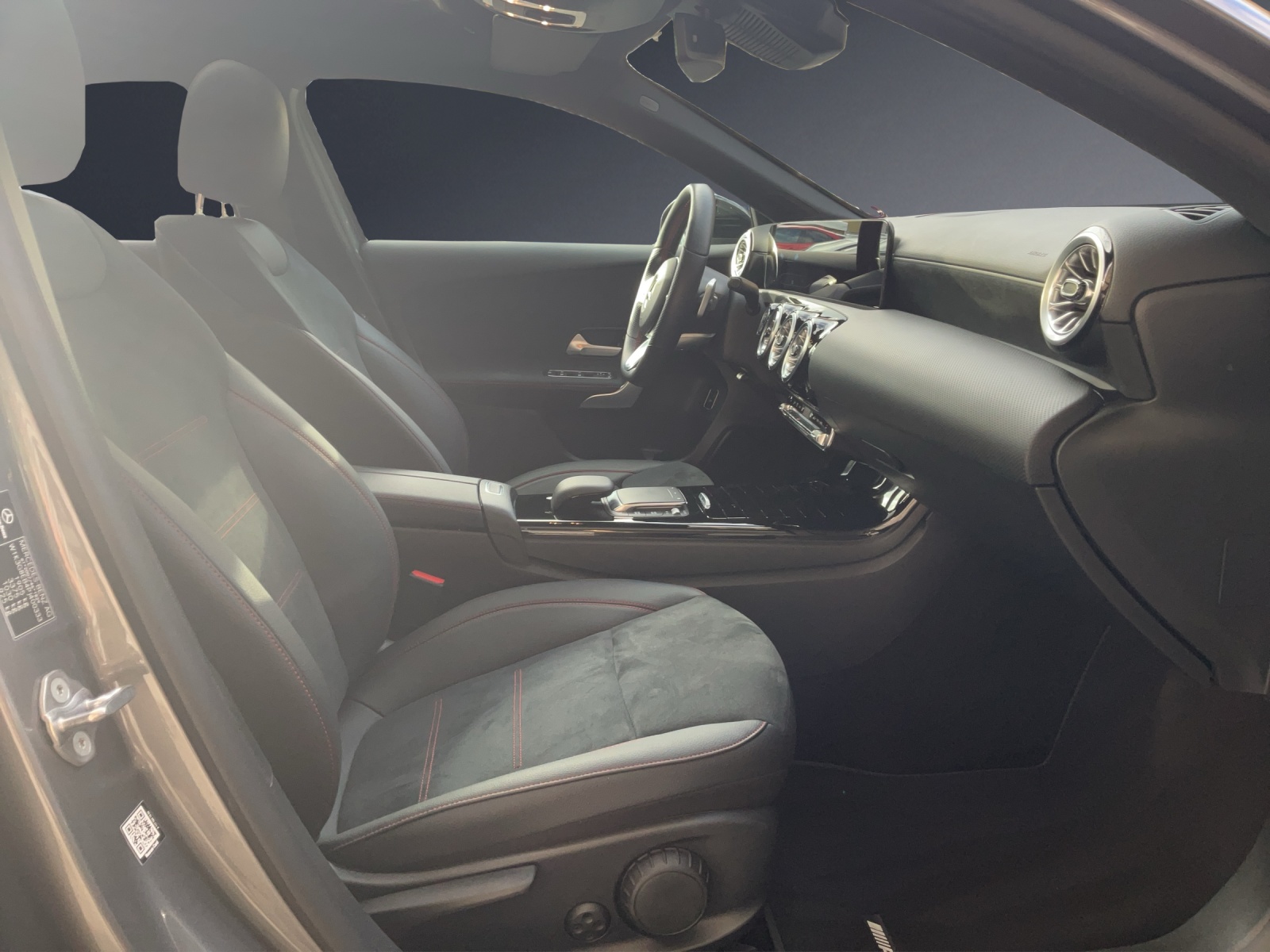 MERCEDES-BENZ A 180-image-9
