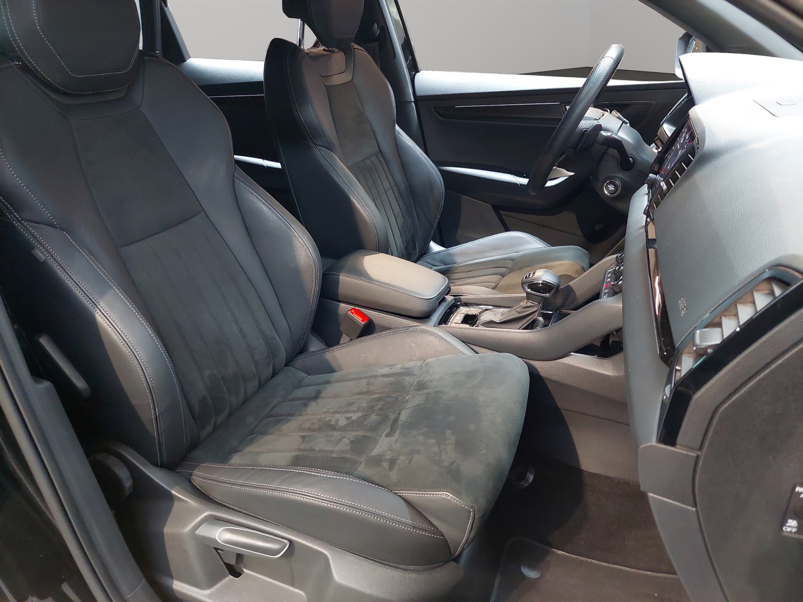 SKODA Karoq 2.0 TSI SportLine 4x4 DSG-image-9