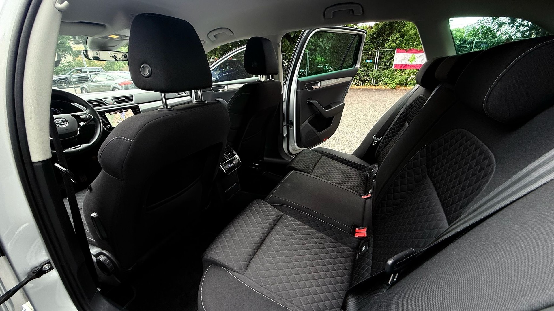SKODA Superb Combi 2.0 TDi Ambition DSG-image-11