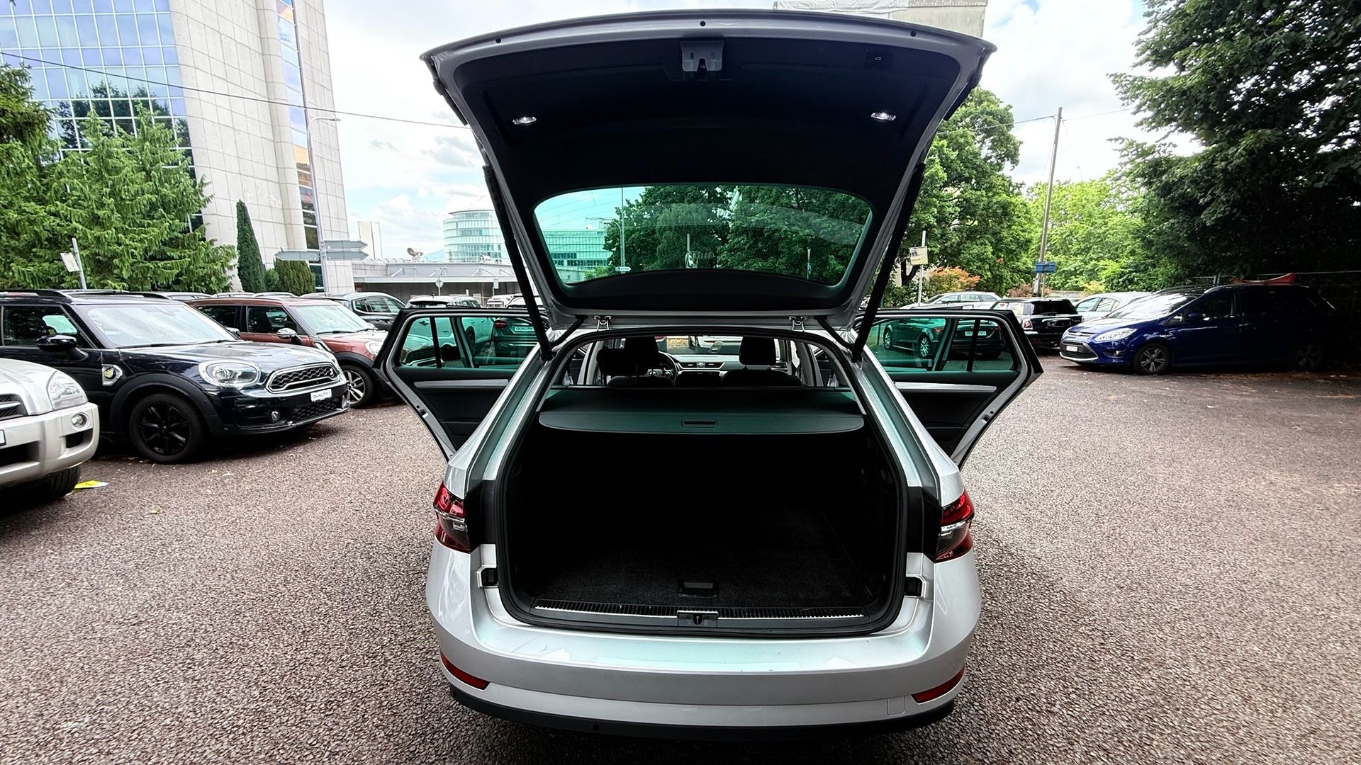 SKODA Superb Combi 2.0 TDi Ambition DSG-image-6