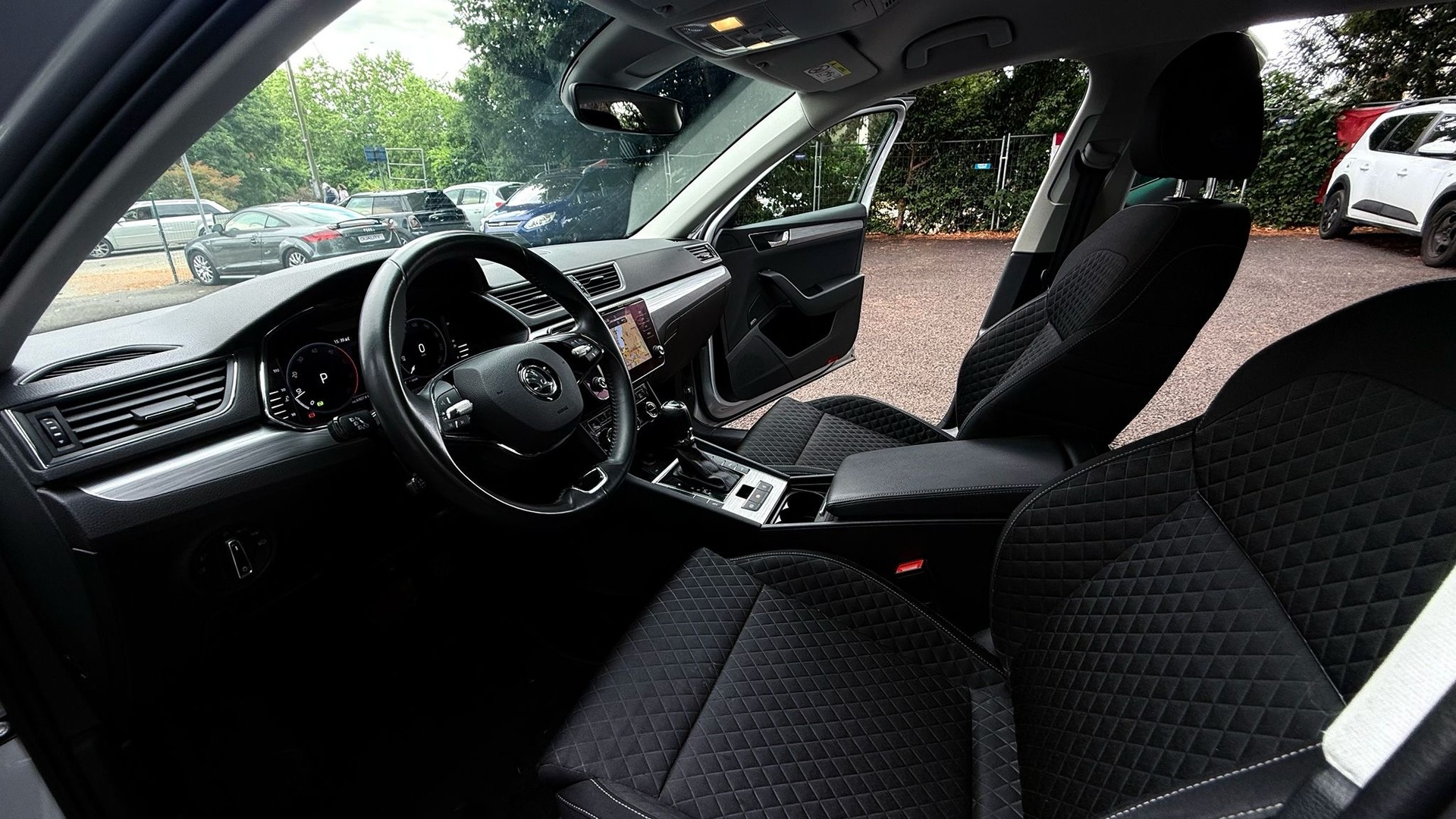SKODA Superb Combi 2.0 TDi Ambition DSG-image-10
