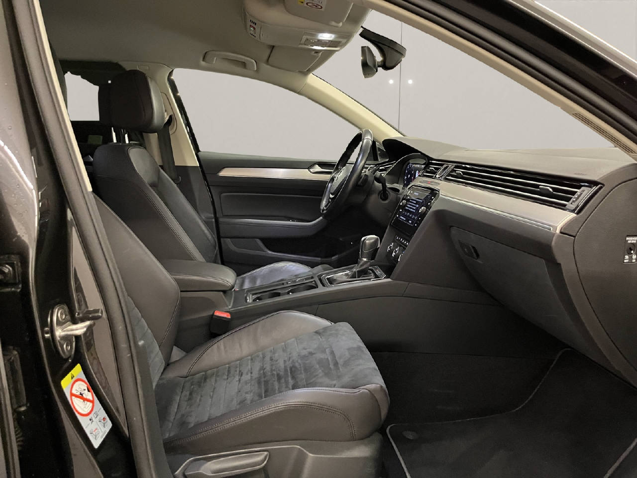 VW Passat Variant 2.0 TSI Highline DSG 4m-image-12