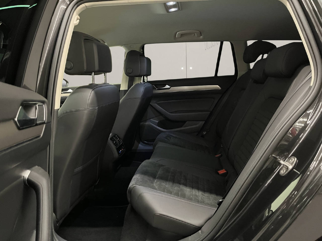 VW Passat Variant 2.0 TSI Highline DSG 4m-image-13