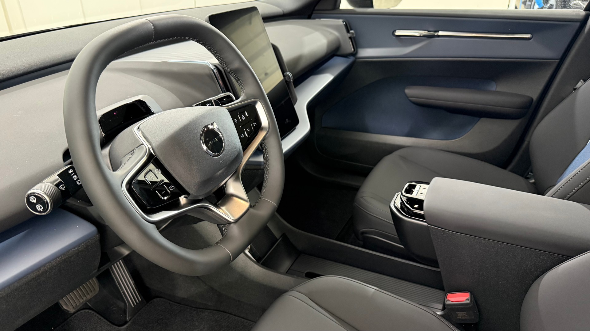 VOLVO EX 30 E60 Twin Ultra Performanc-image-3
