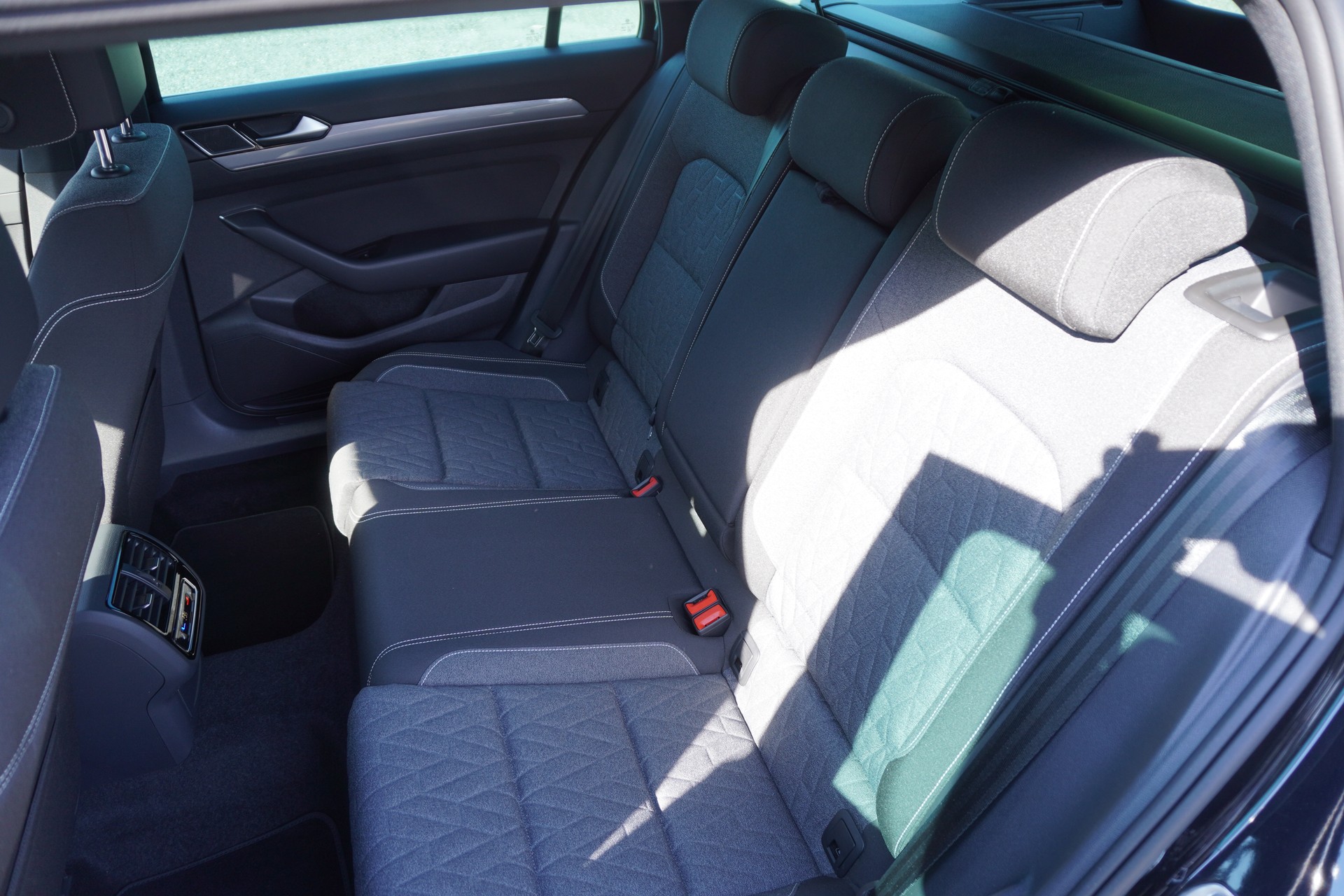 VW Passat 2.0 TDI BMT Business DSG-image-14