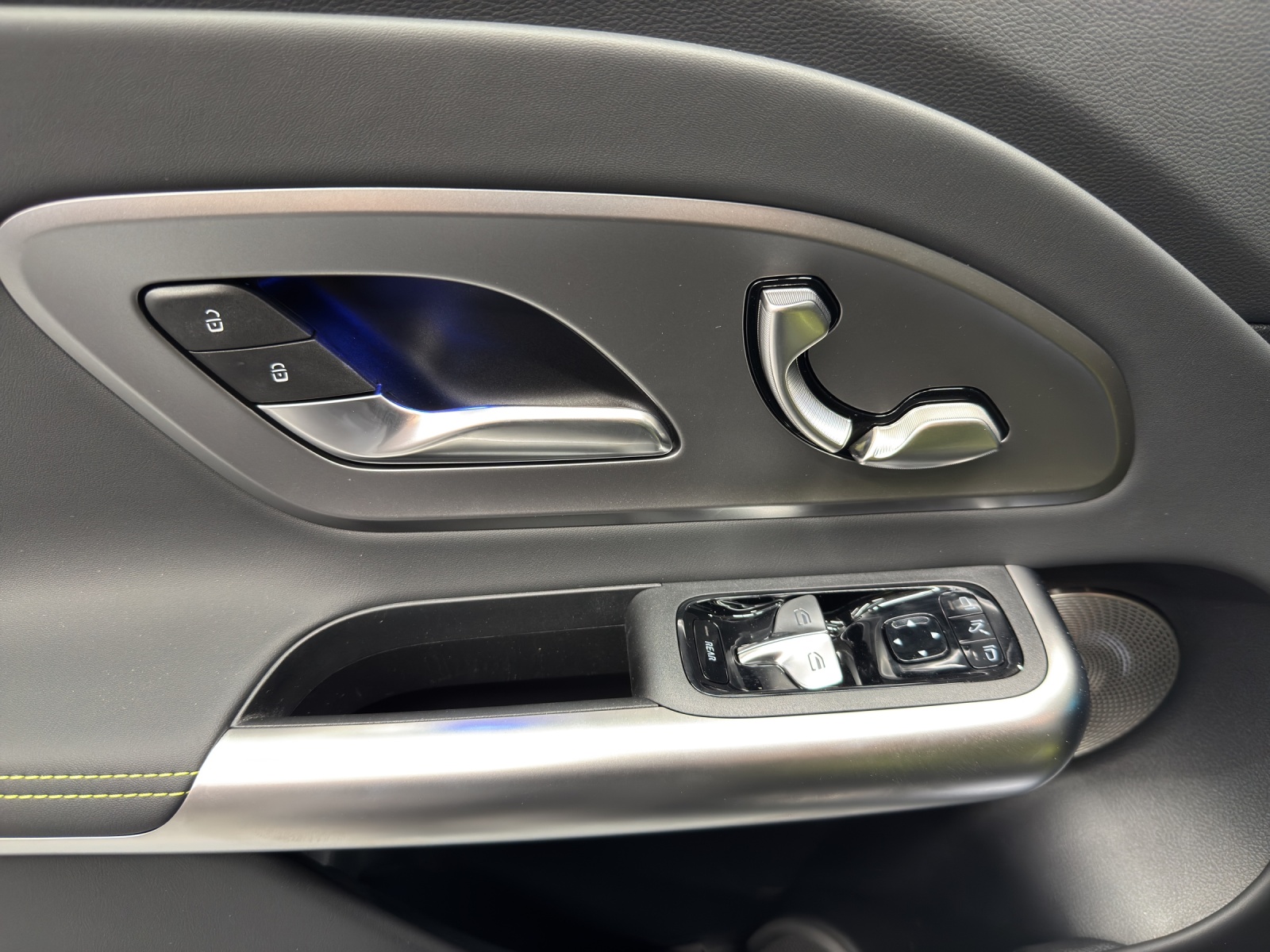 MERCEDES-BENZ GLB 220 4Matic-image-14