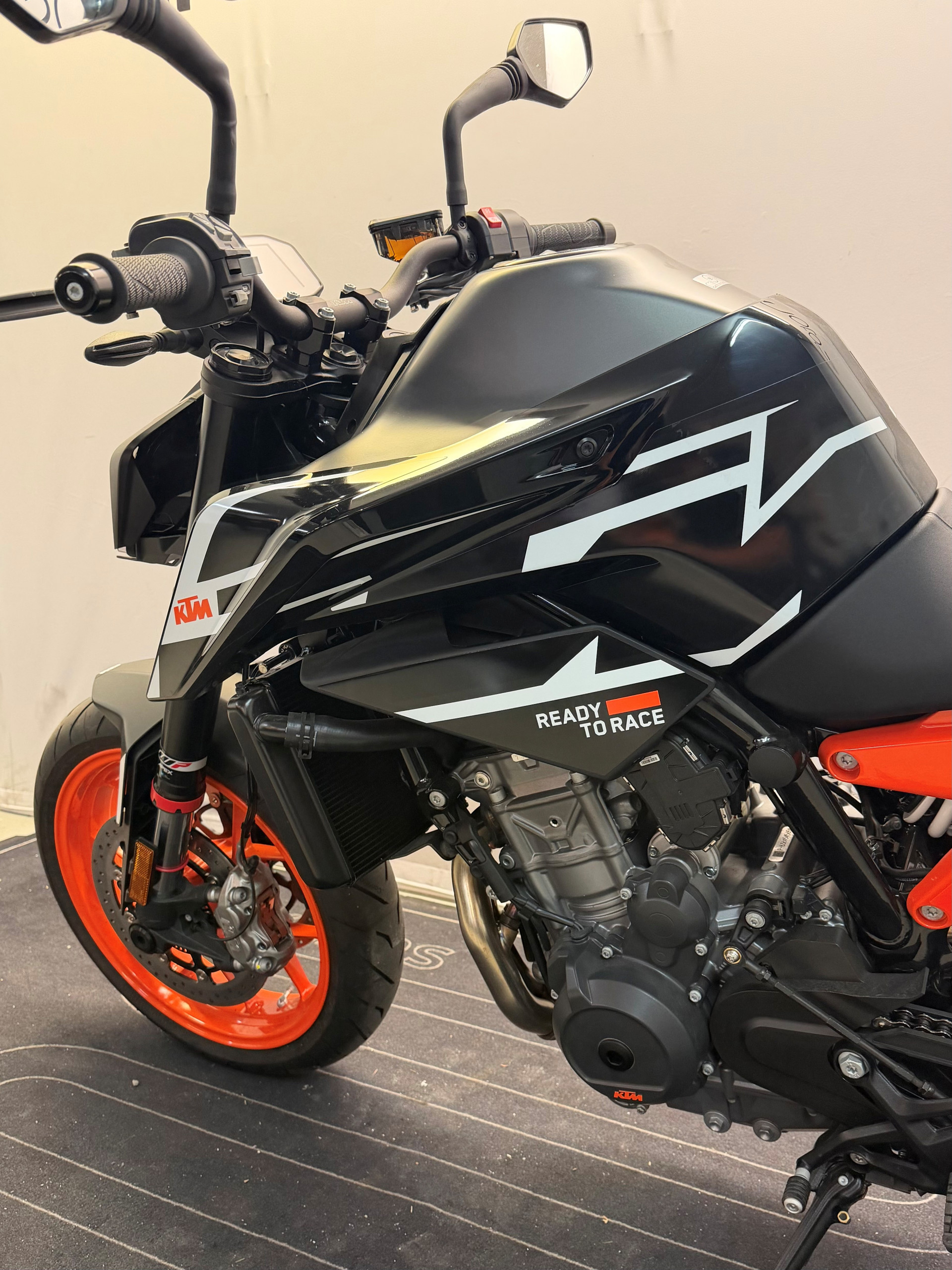 KTM 890 Duke GP KTM 890 DUKE GP NEUVE-showroom-element-3