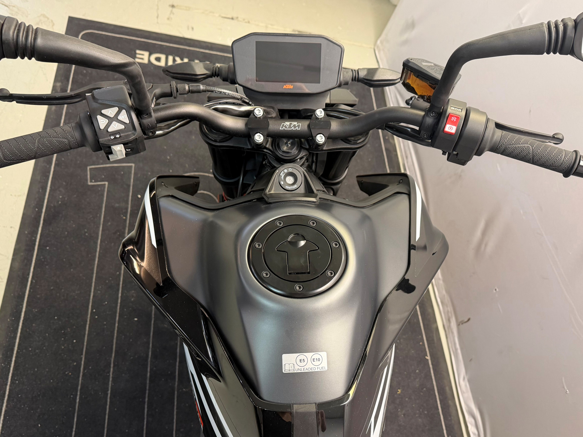 KTM 890 Duke GP KTM 890 DUKE GP NEUVE-showroom-element-2