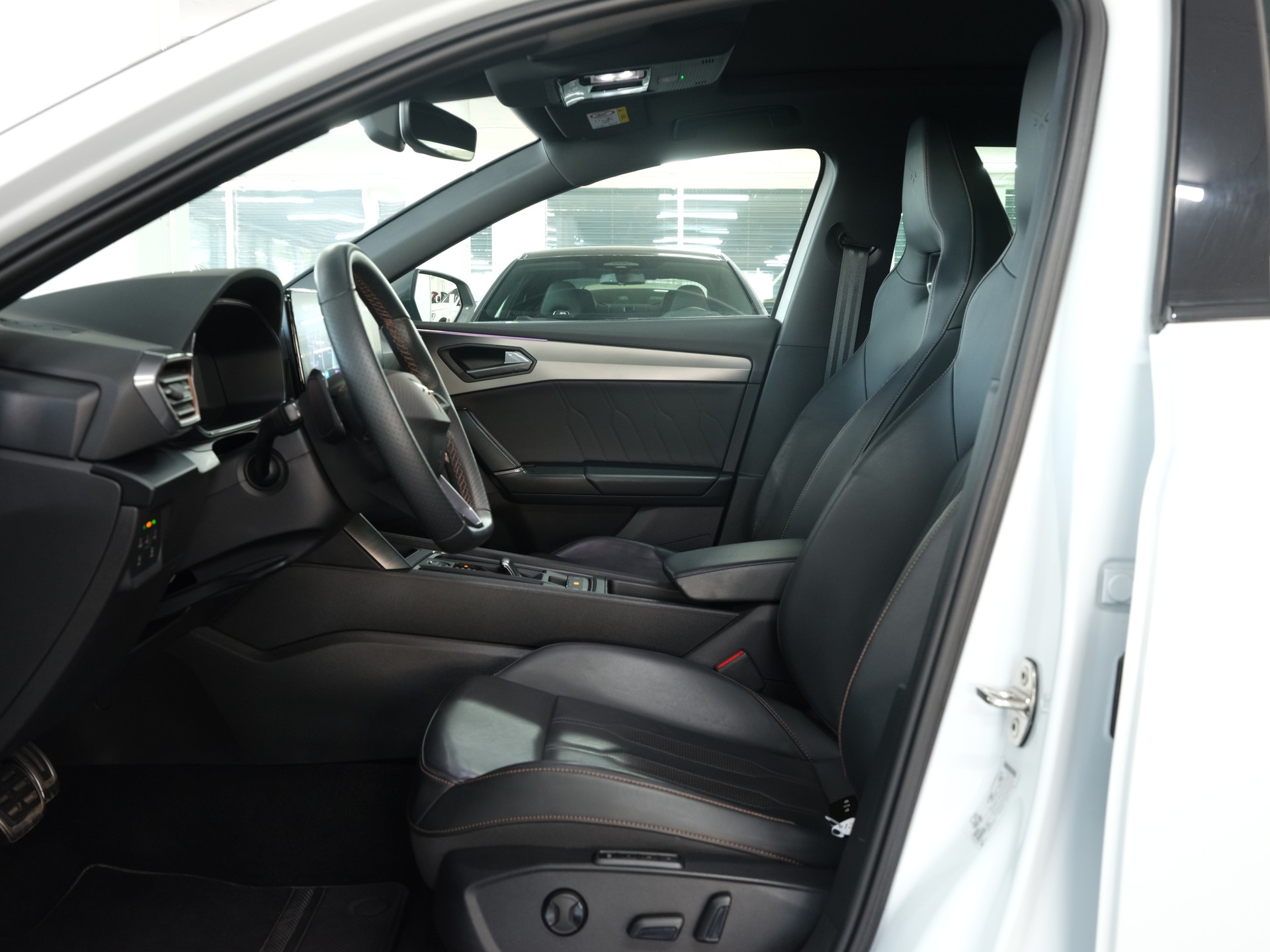 CUPRA LEON ST 2.0 TSI VZ DSG 4Drive *Panorama* *CarPlay* *Rückfahrkamera*-image-10