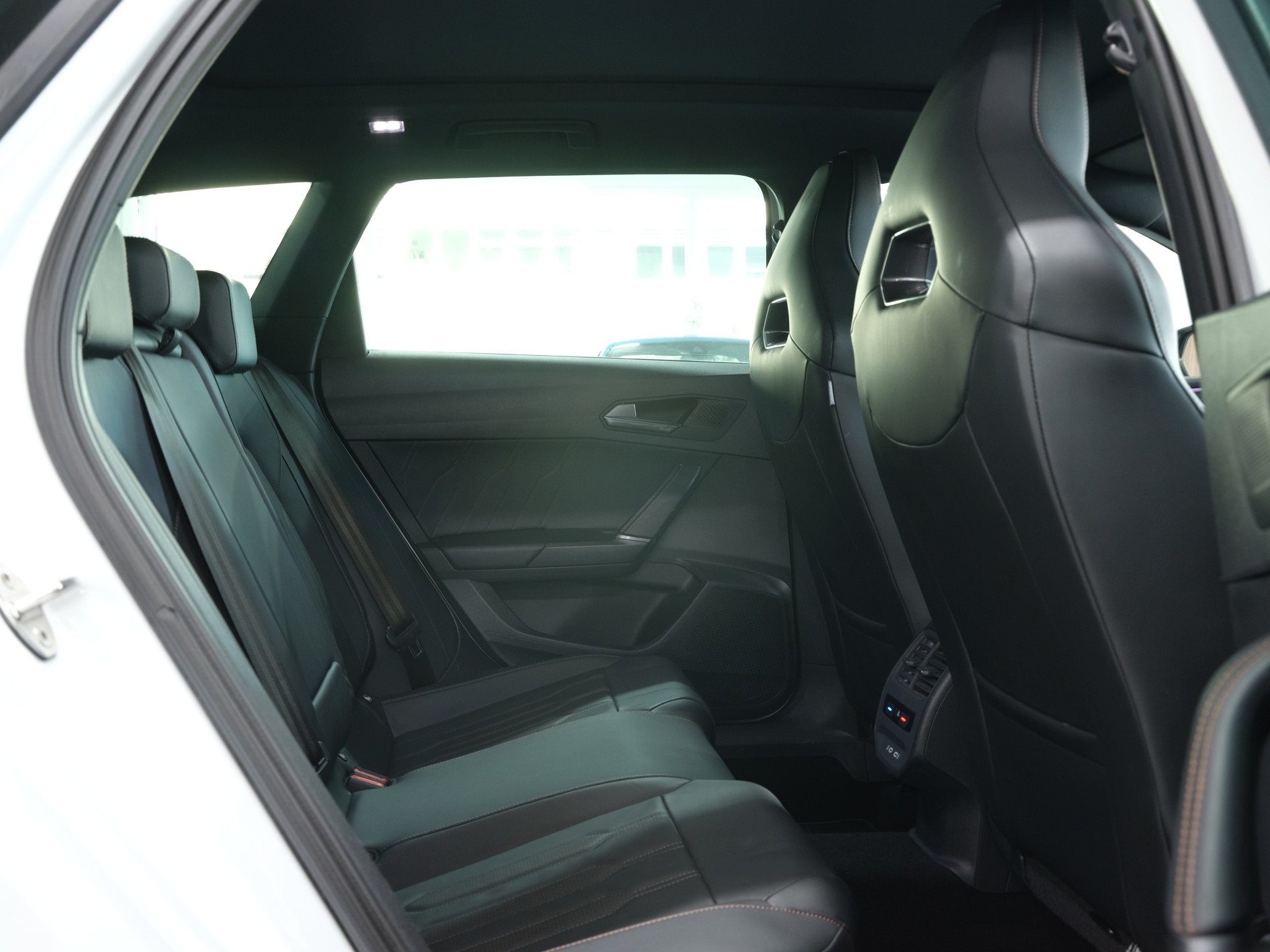 CUPRA LEON ST 2.0 TSI VZ DSG 4Drive *Panorama* *CarPlay* *Rückfahrkamera*-image-13