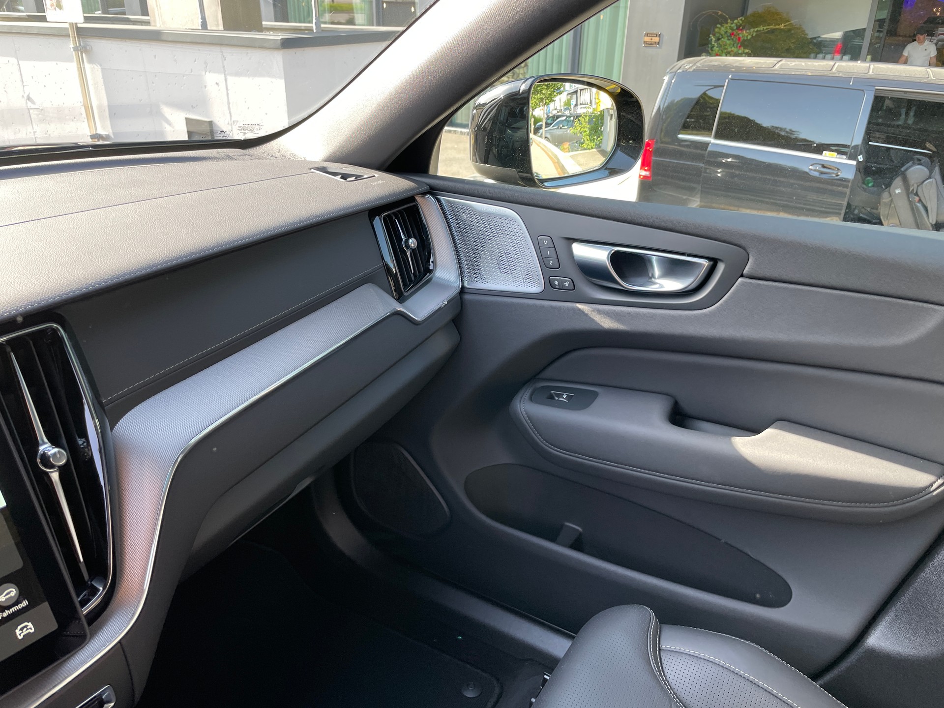 VOLVO XC60 T6 eAWD PluginHybrid Ultra Dark Geartronic-image-25