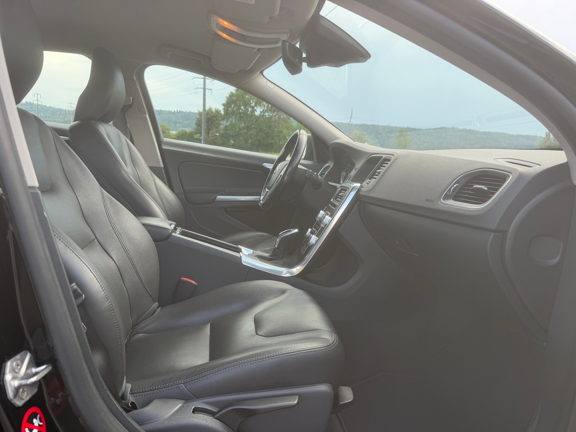 VOLVO V60 D4 Momentum Geartronic-image-11