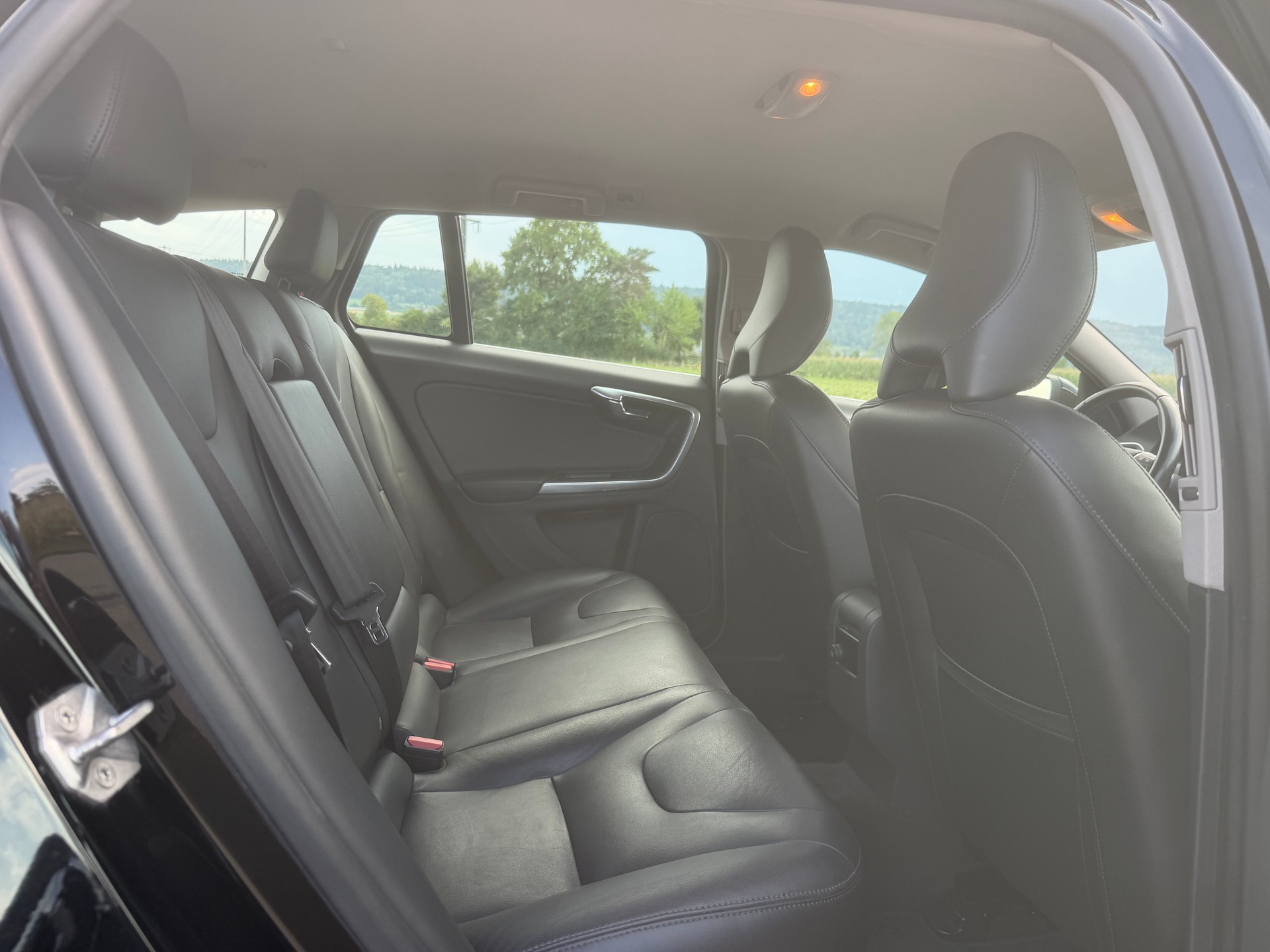 VOLVO V60 D4 Momentum Geartronic-image-12