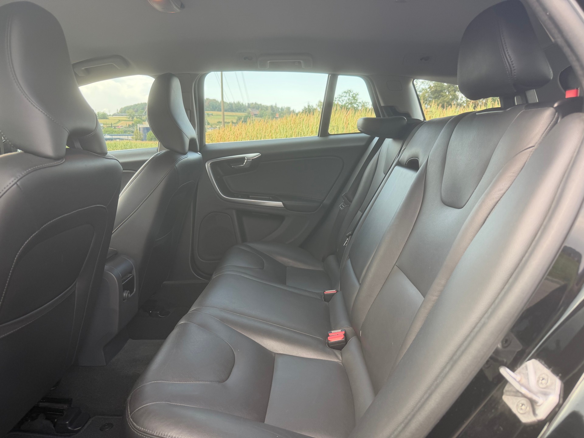 VOLVO V60 D4 Momentum Geartronic-image-10