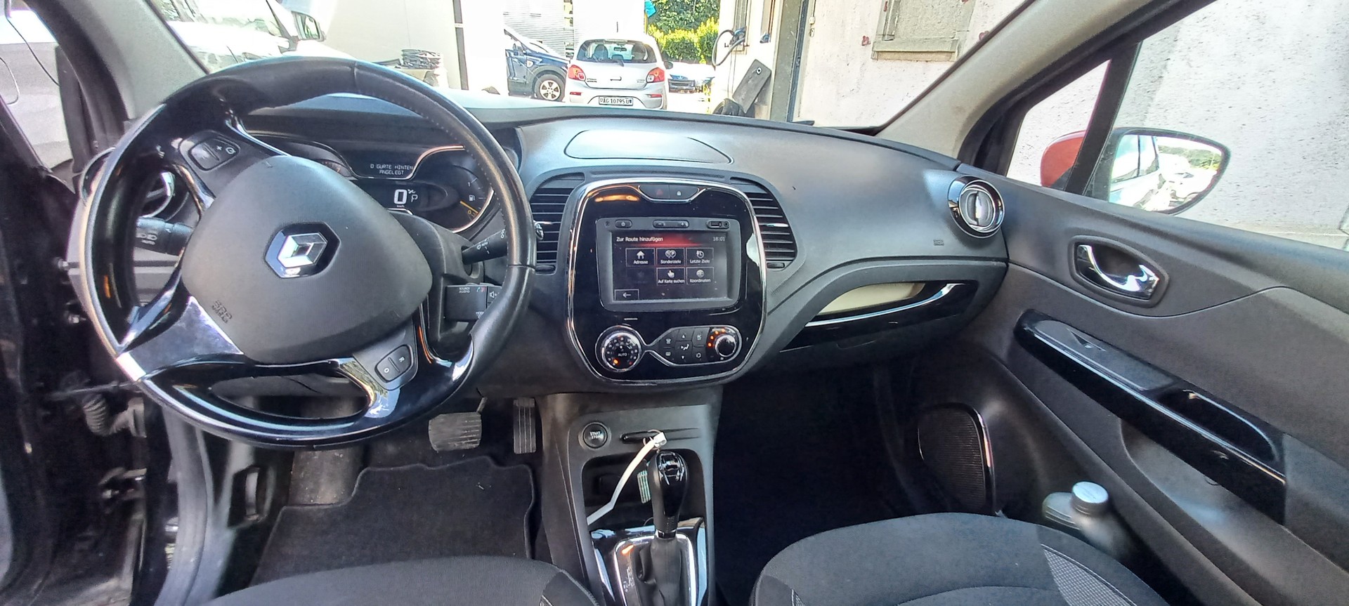 RENAULT Captur 1.2 T 16V Privilège EDC-image-10